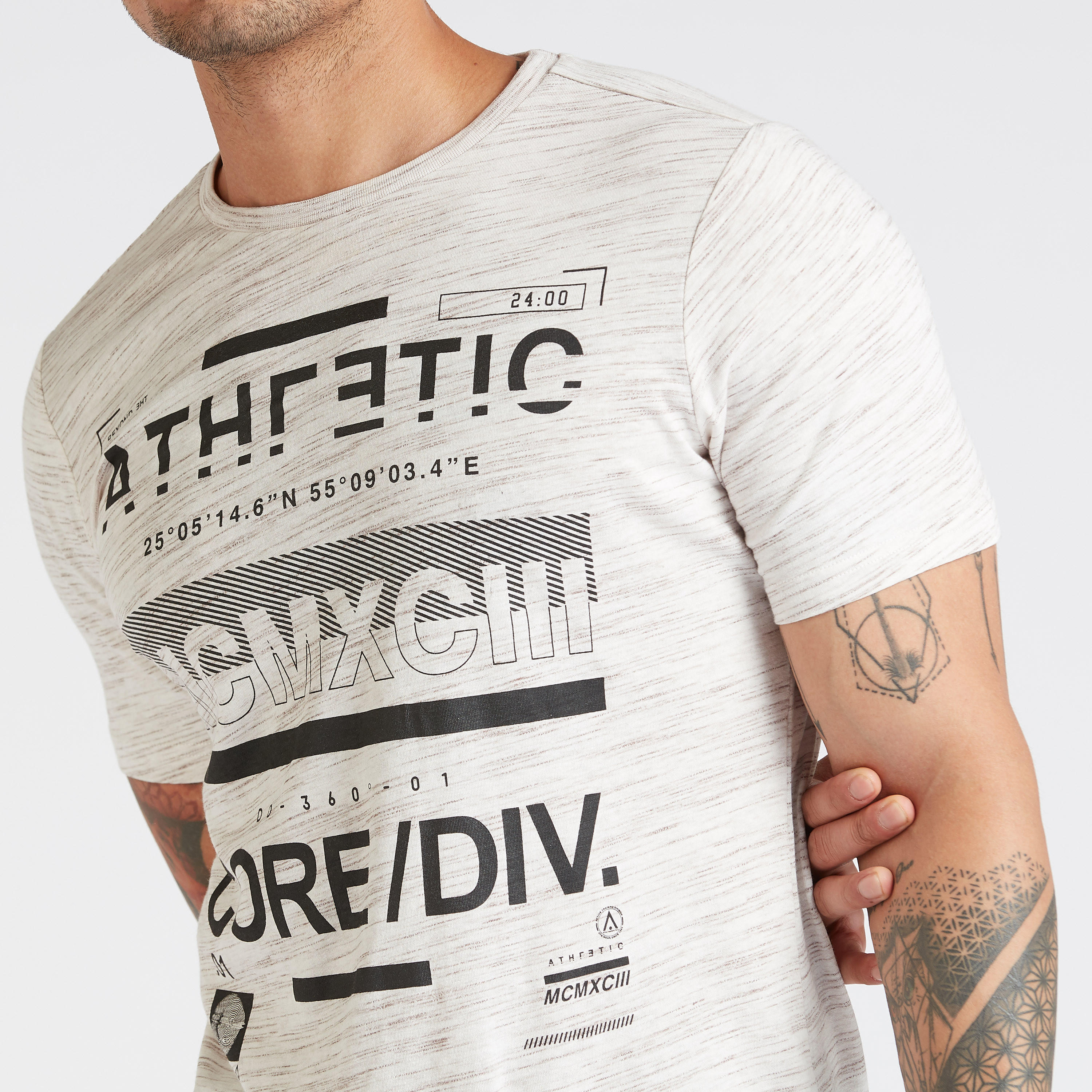 تيشيرت بياقة ضيّقة وأكمام قصيرة وطبعات-men-clothing-sportswearandactivewear-tshirtsandpolos-image-2
