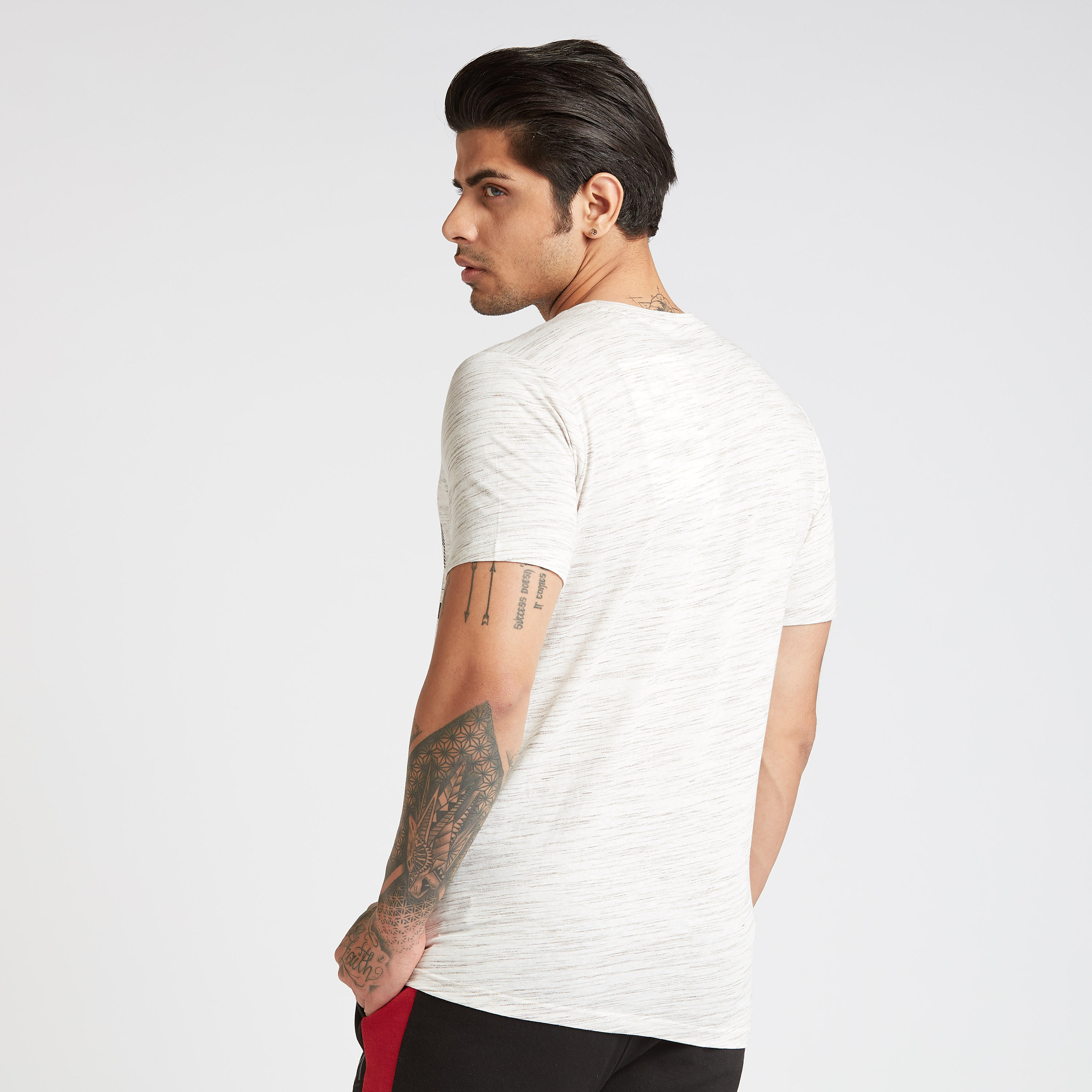 تيشيرت بياقة ضيّقة وأكمام قصيرة وطبعات-men-clothing-sportswearandactivewear-tshirtsandpolos-image-1