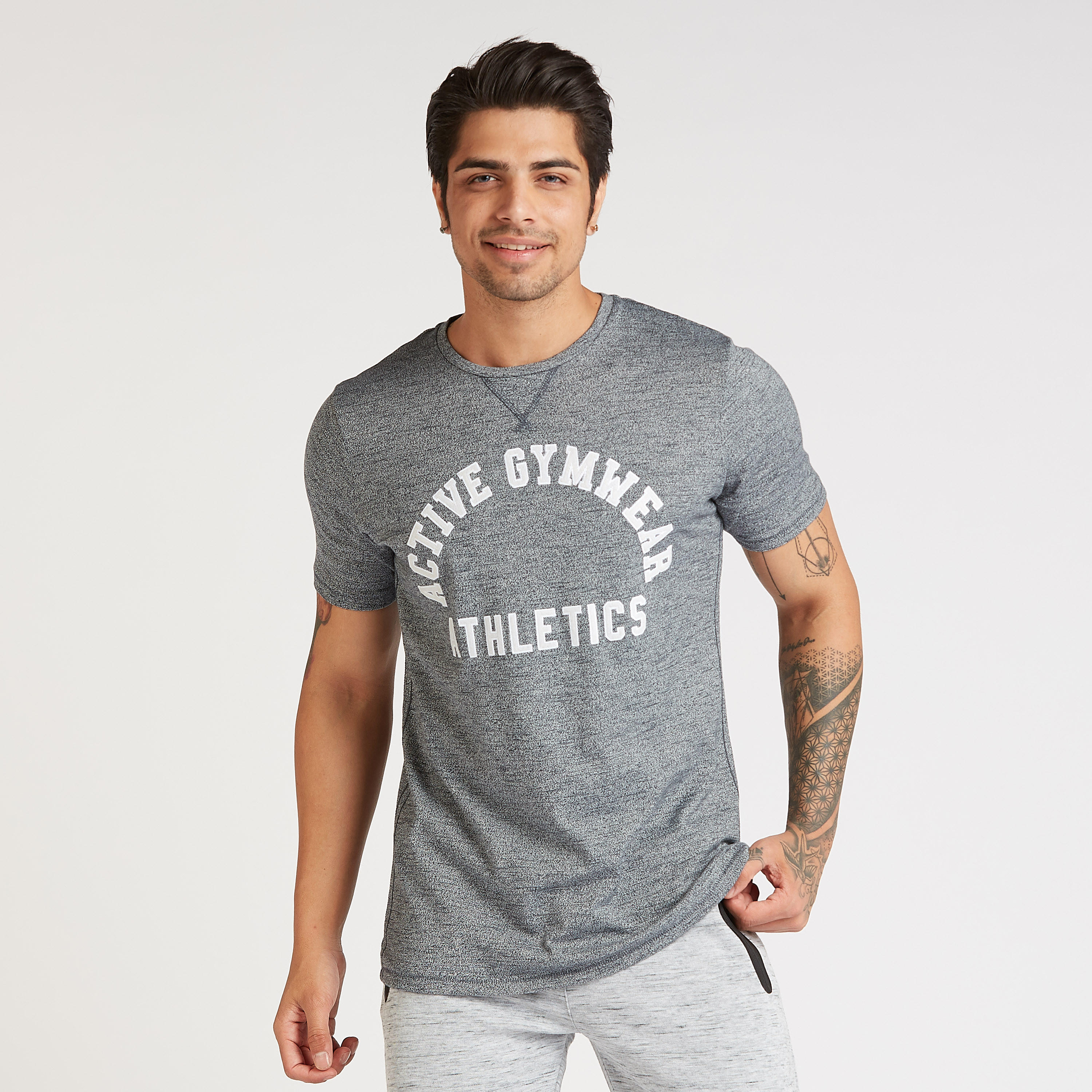 تيشيرت بياقة ضيّقة وأكمام قصيرة وطبعات-men-clothing-sportswearandactivewear-tshirtsandpolos-image-1