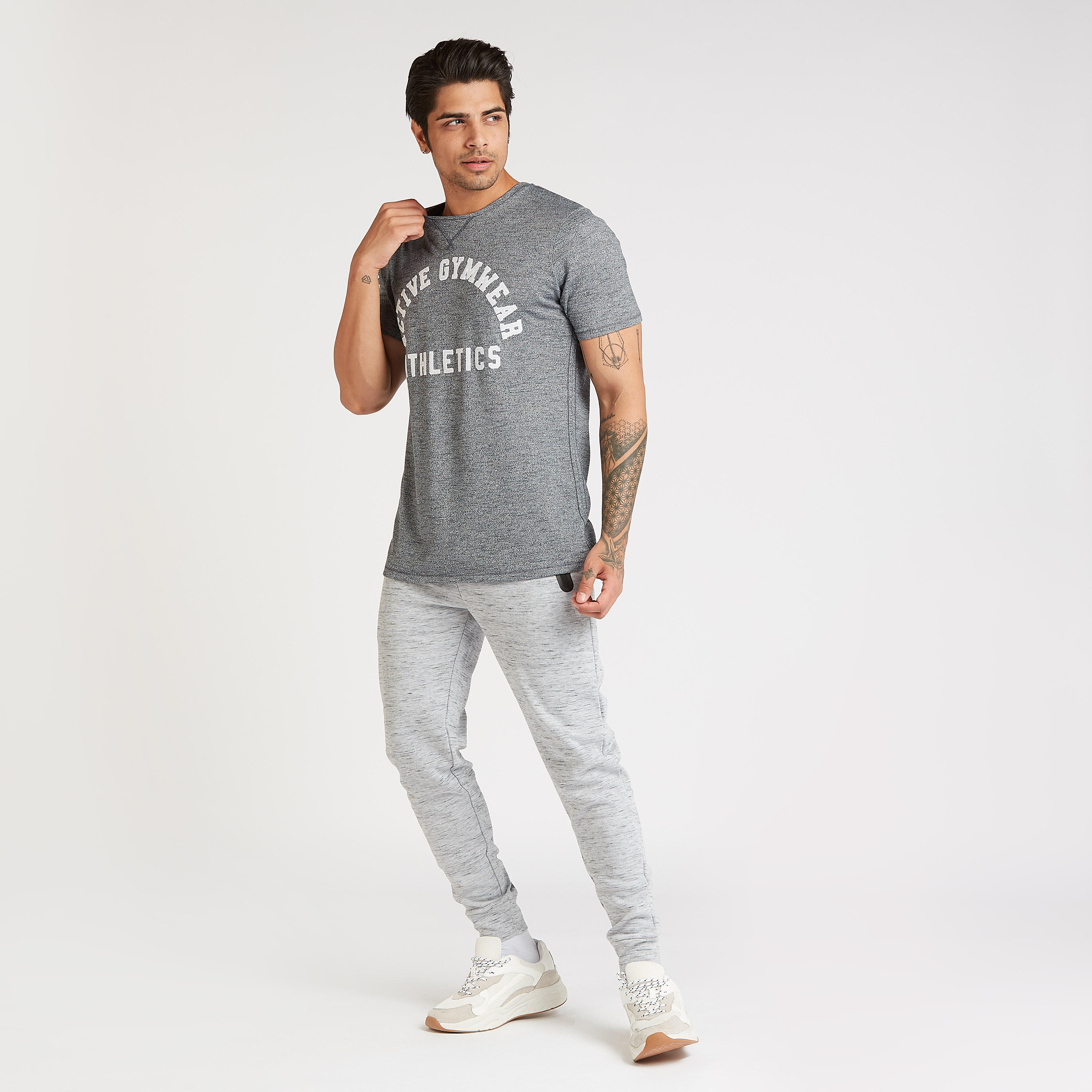 تيشيرت بياقة ضيّقة وأكمام قصيرة وطبعات-men-clothing-sportswearandactivewear-tshirtsandpolos-image-2