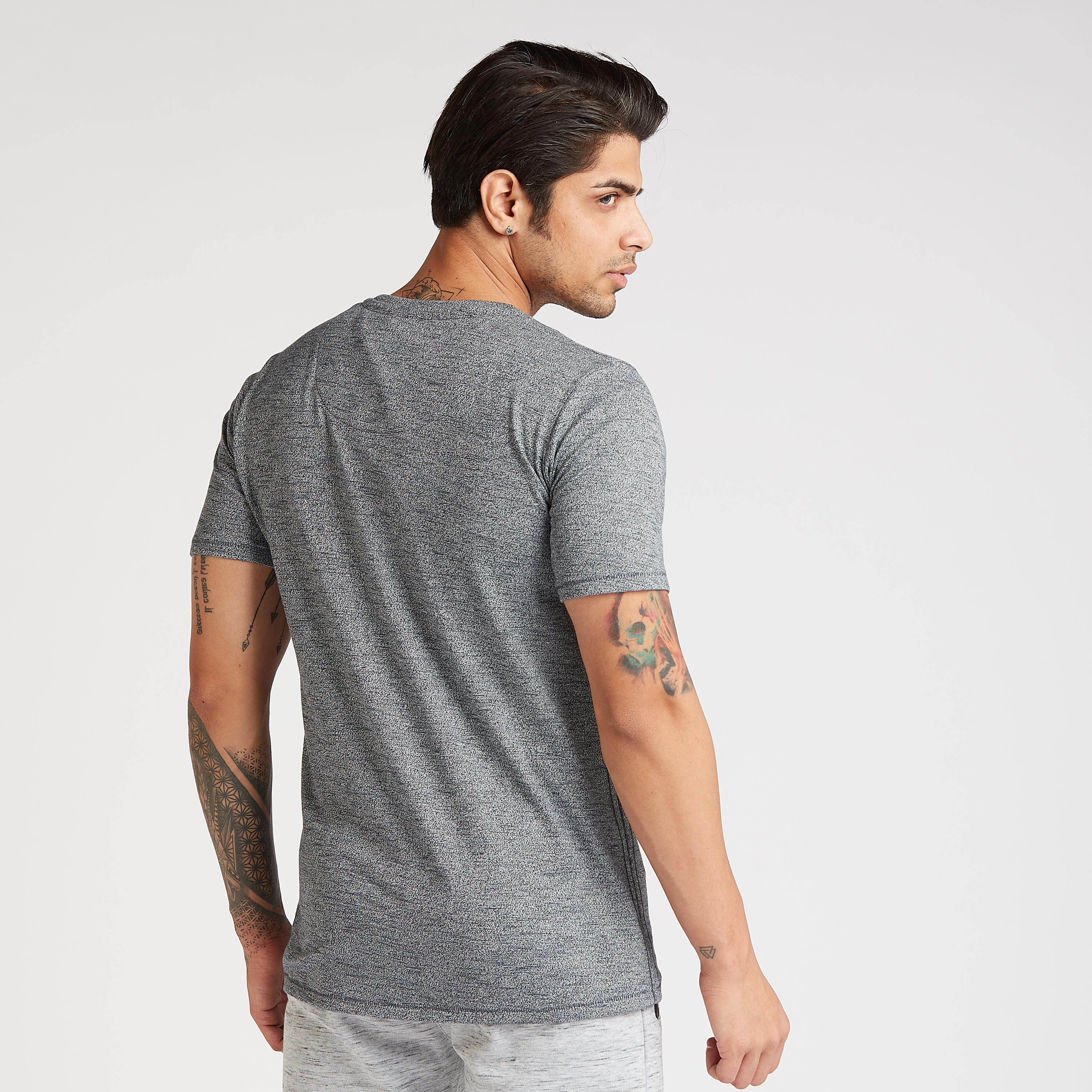 تيشيرت بياقة ضيّقة وأكمام قصيرة وطبعات-men-clothing-sportswearandactivewear-tshirtsandpolos-image-4