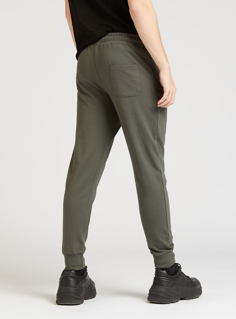 بنطلون رياضي مستدام سادة بتفاصيل جيوب و رباط-men-clothing-sportswearandactivewear-bottoms-image-2