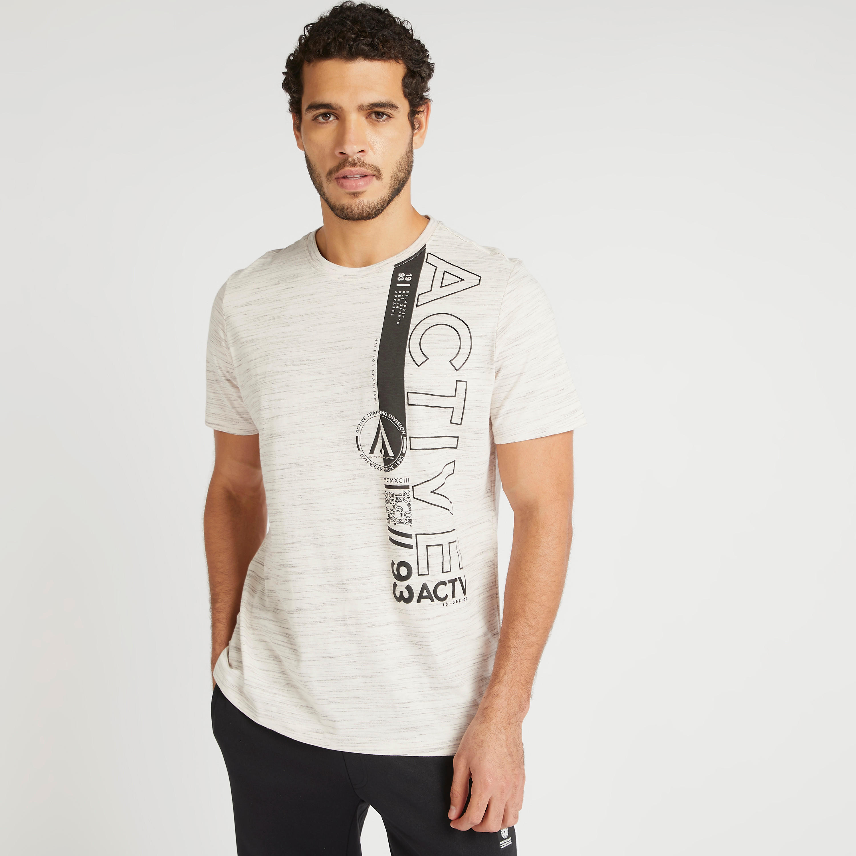 تيشيرت بياقة ضيقة وأكمام قصيرة وطبعات-men-clothing-sportswearandactivewear-tshirtsandpolos-image-4