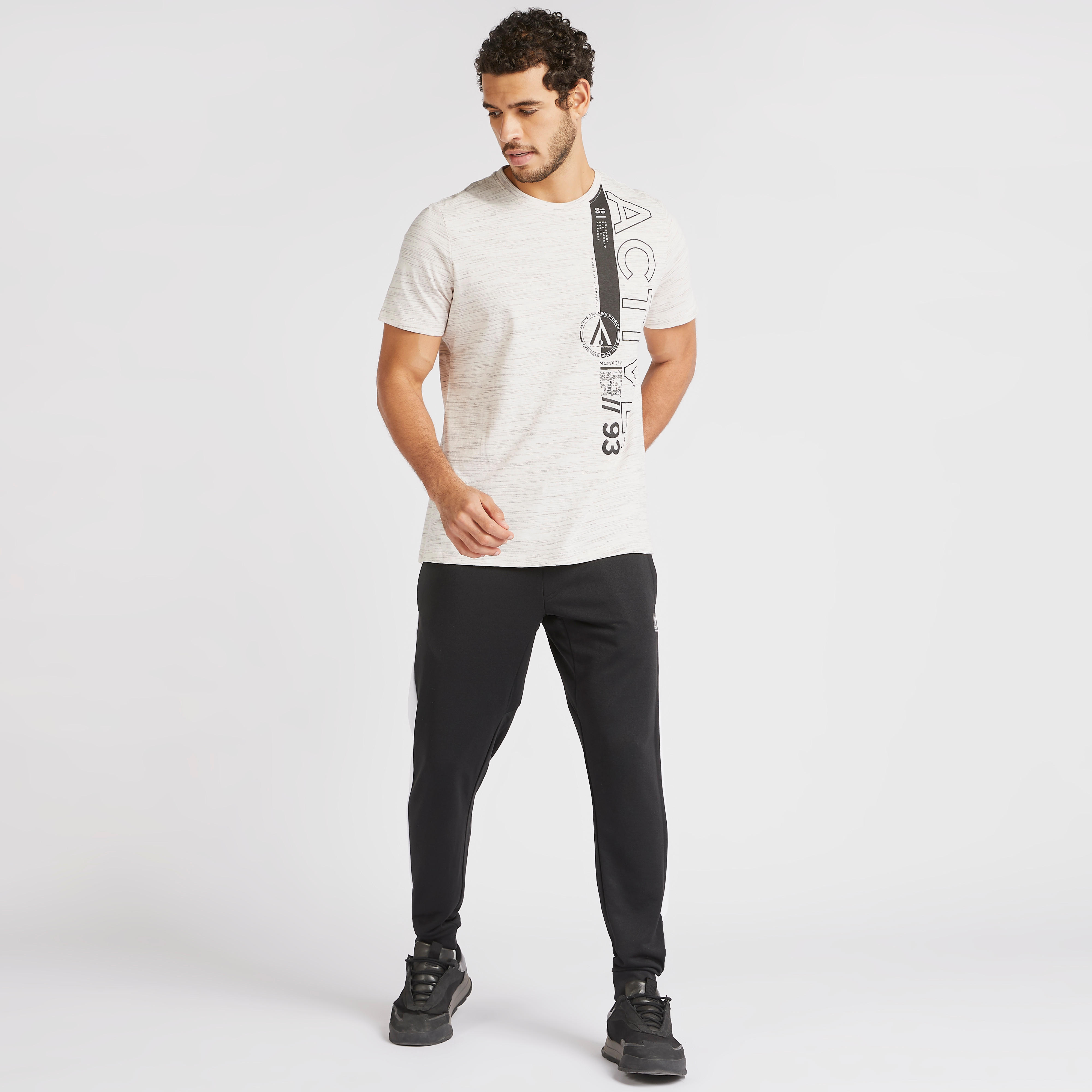 تيشيرت بياقة ضيقة وأكمام قصيرة وطبعات-men-clothing-sportswearandactivewear-tshirtsandpolos-image-3