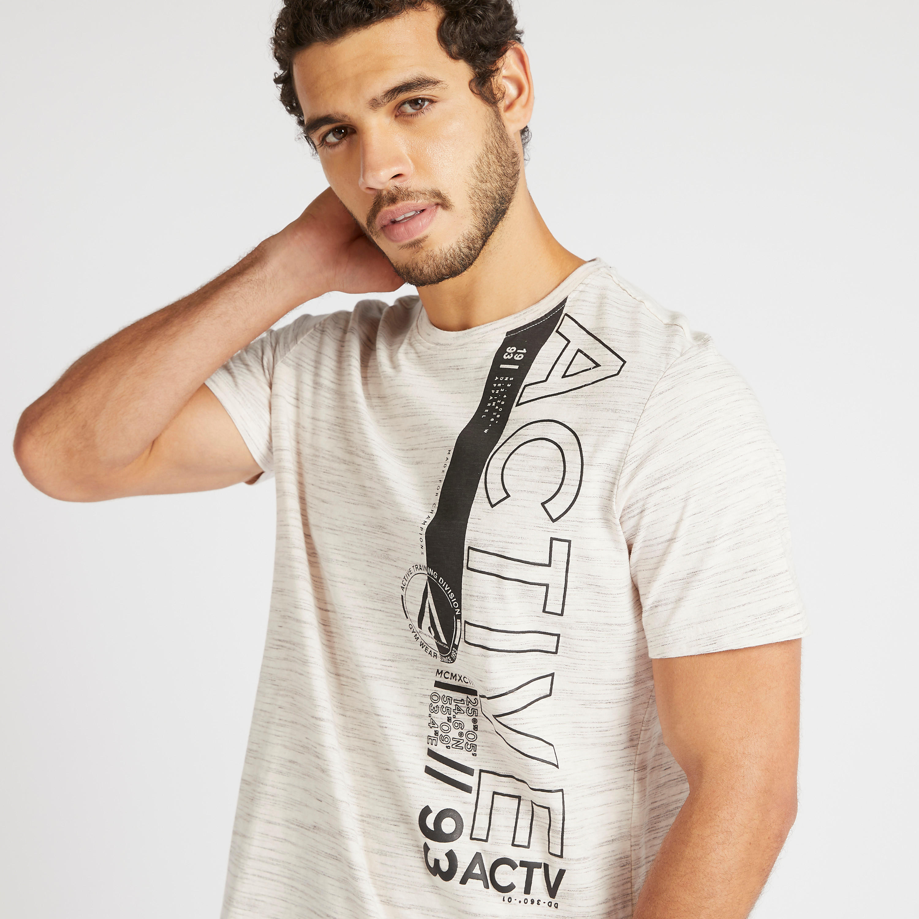 تيشيرت بياقة ضيقة وأكمام قصيرة وطبعات-men-clothing-sportswearandactivewear-tshirtsandpolos-image-2
