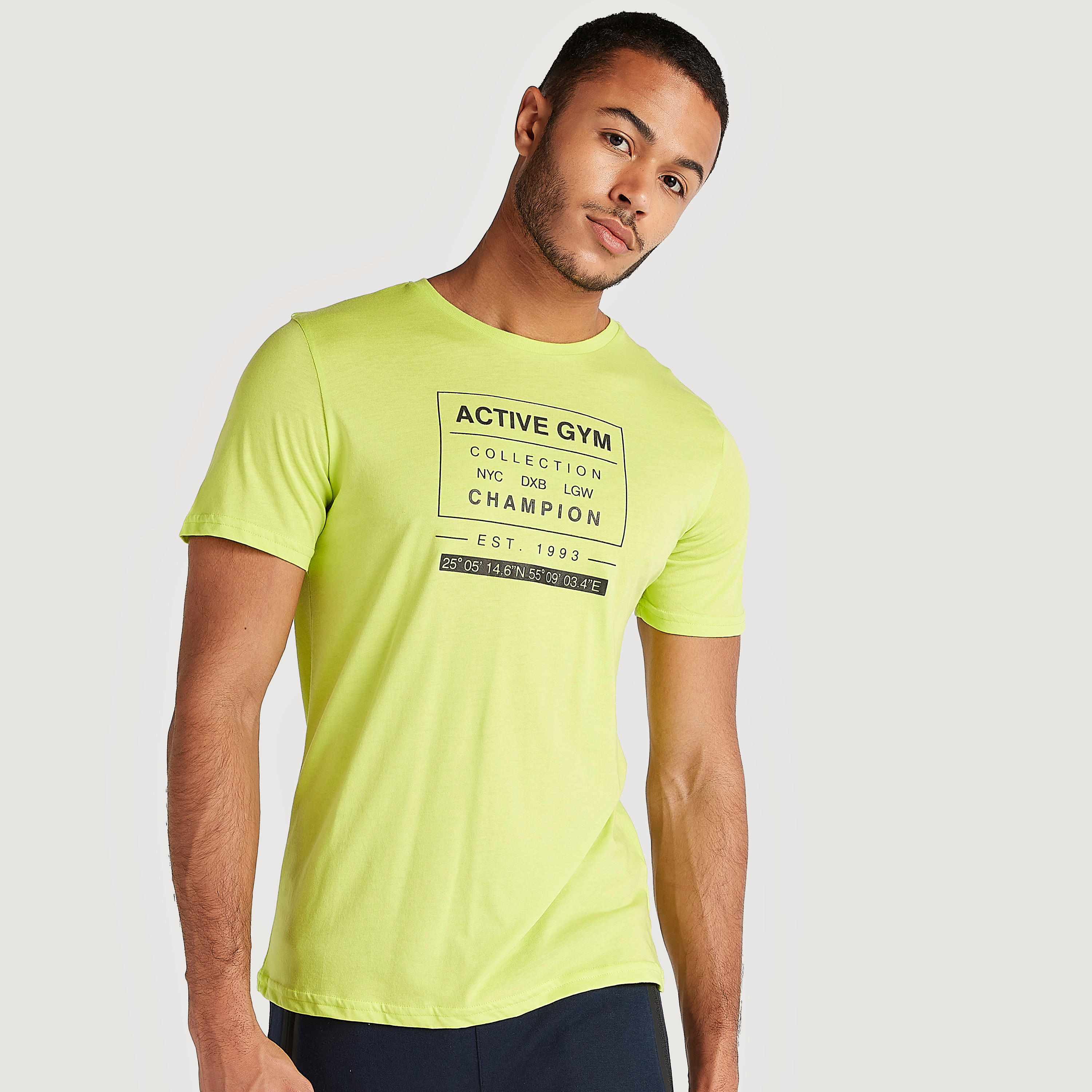 تيشيرت بياقة ضيّقة وأكمام قصيرة وطبعات-men-clothing-sportswearandactivewear-tshirtsandpolos-image-1