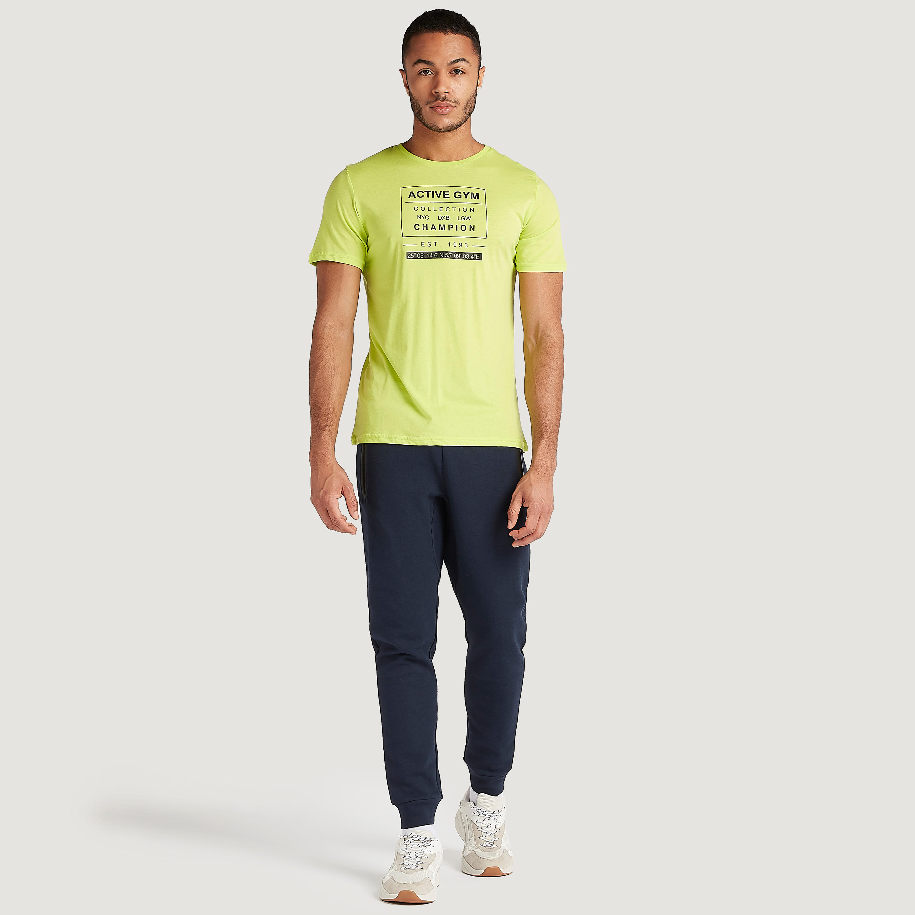 تيشيرت بياقة ضيّقة وأكمام قصيرة وطبعات-men-clothing-sportswearandactivewear-tshirtsandpolos-image-2