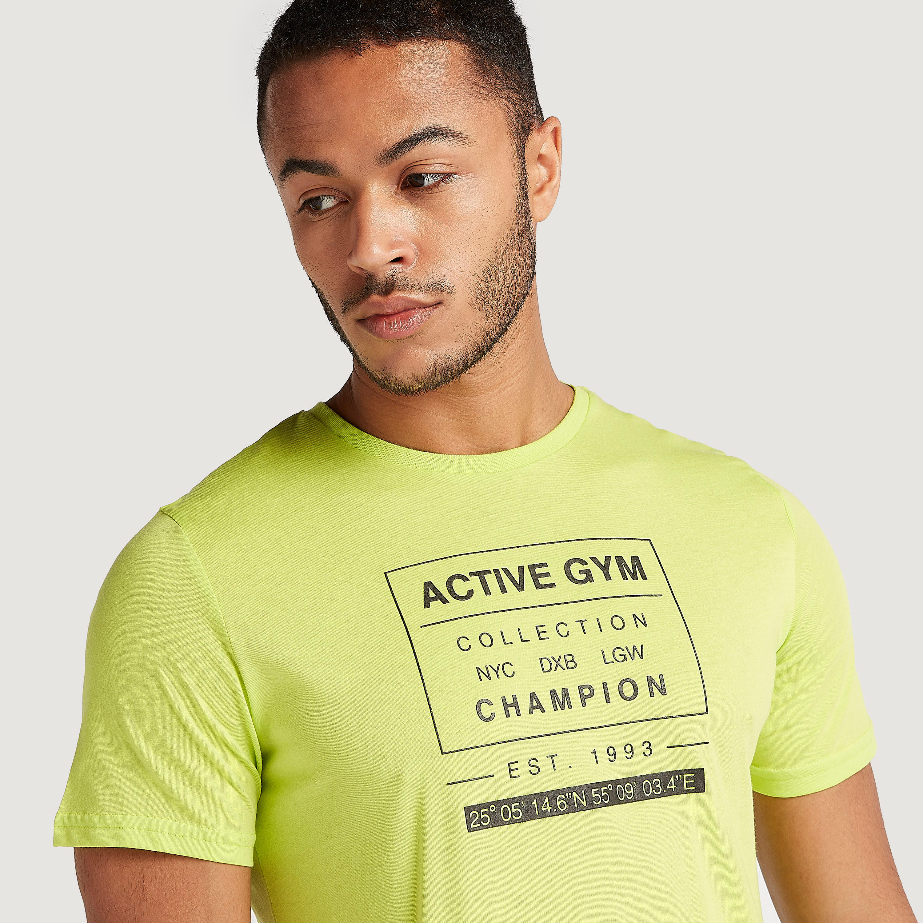 تيشيرت بياقة ضيّقة وأكمام قصيرة وطبعات-men-clothing-sportswearandactivewear-tshirtsandpolos-image-3