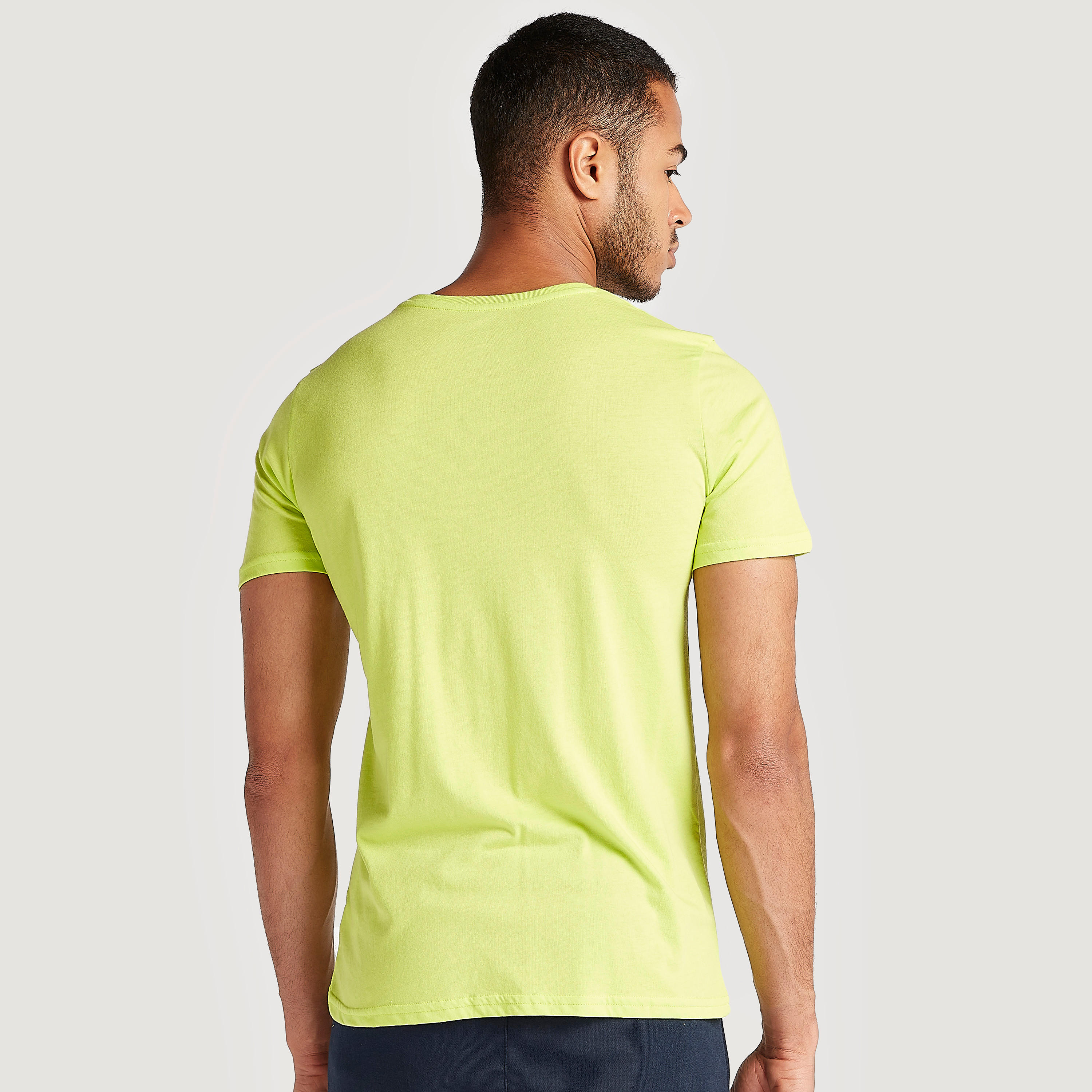 تيشيرت بياقة ضيّقة وأكمام قصيرة وطبعات-men-clothing-sportswearandactivewear-tshirtsandpolos-image-4
