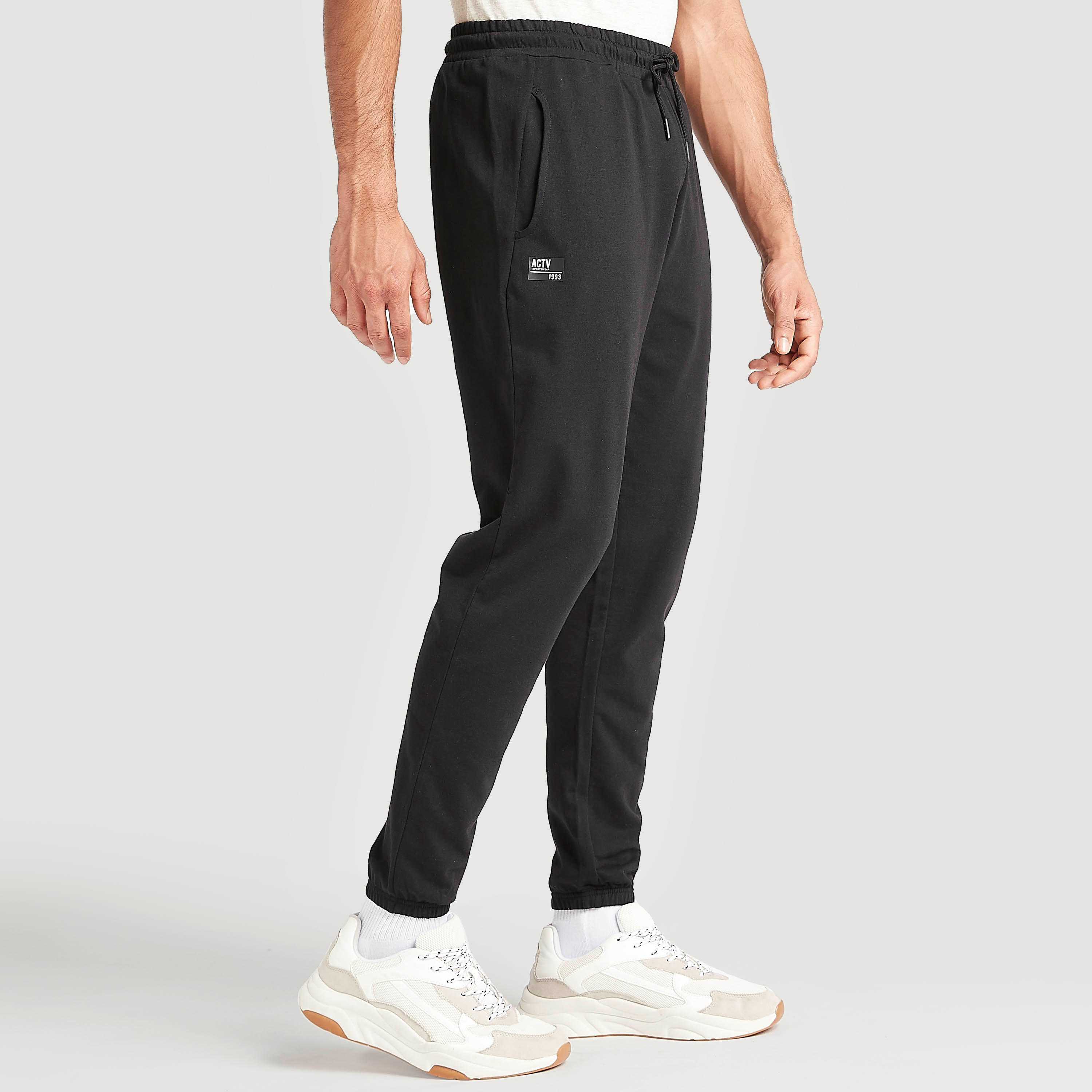 بنطلون رياضي سادة برباط خصر مطّاطي وجيوب-men-clothing-sportswearandactivewear-bottoms-image-5
