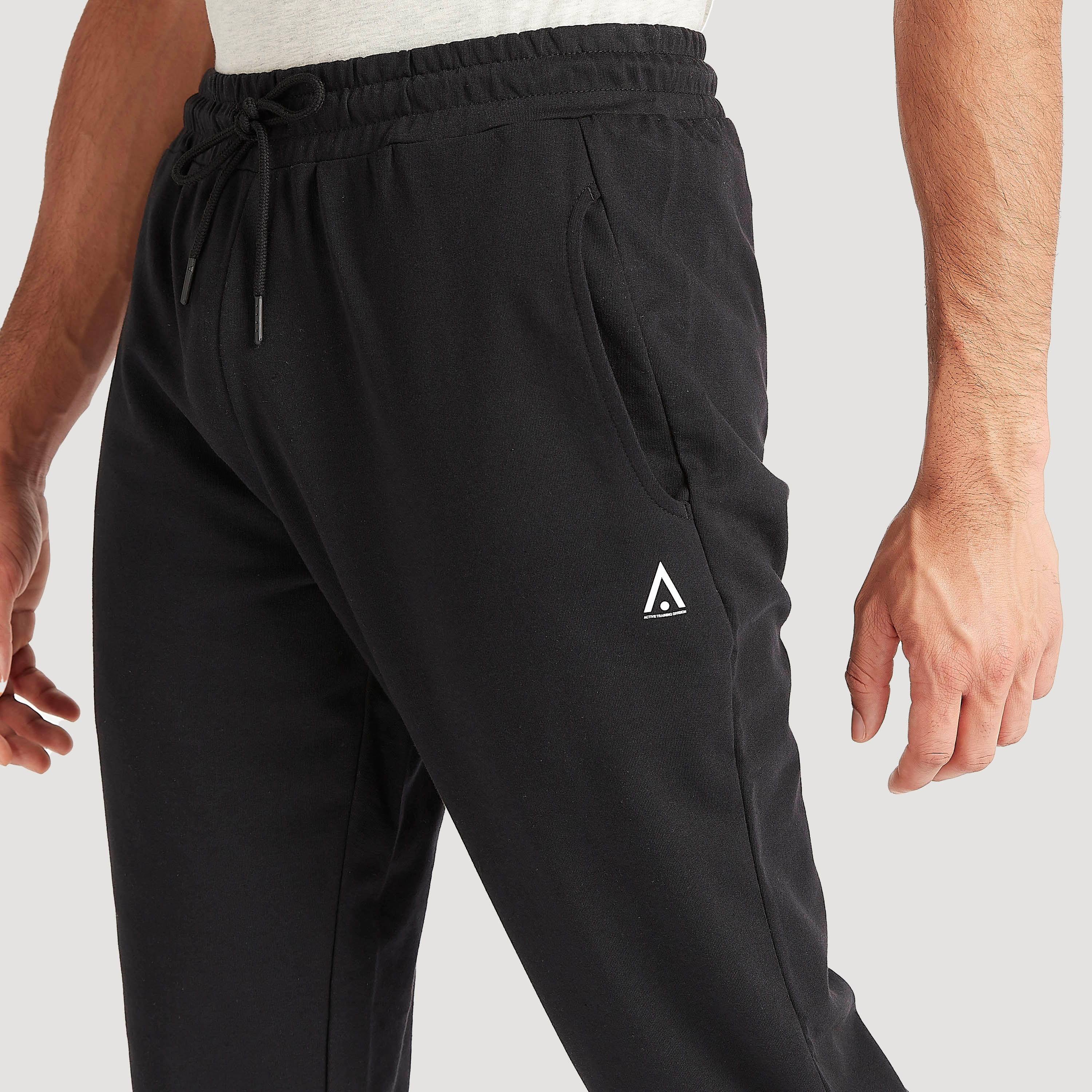 بنطلون رياضي سادة برباط خصر مطّاطي وجيوب-men-clothing-sportswearandactivewear-bottoms-image-3