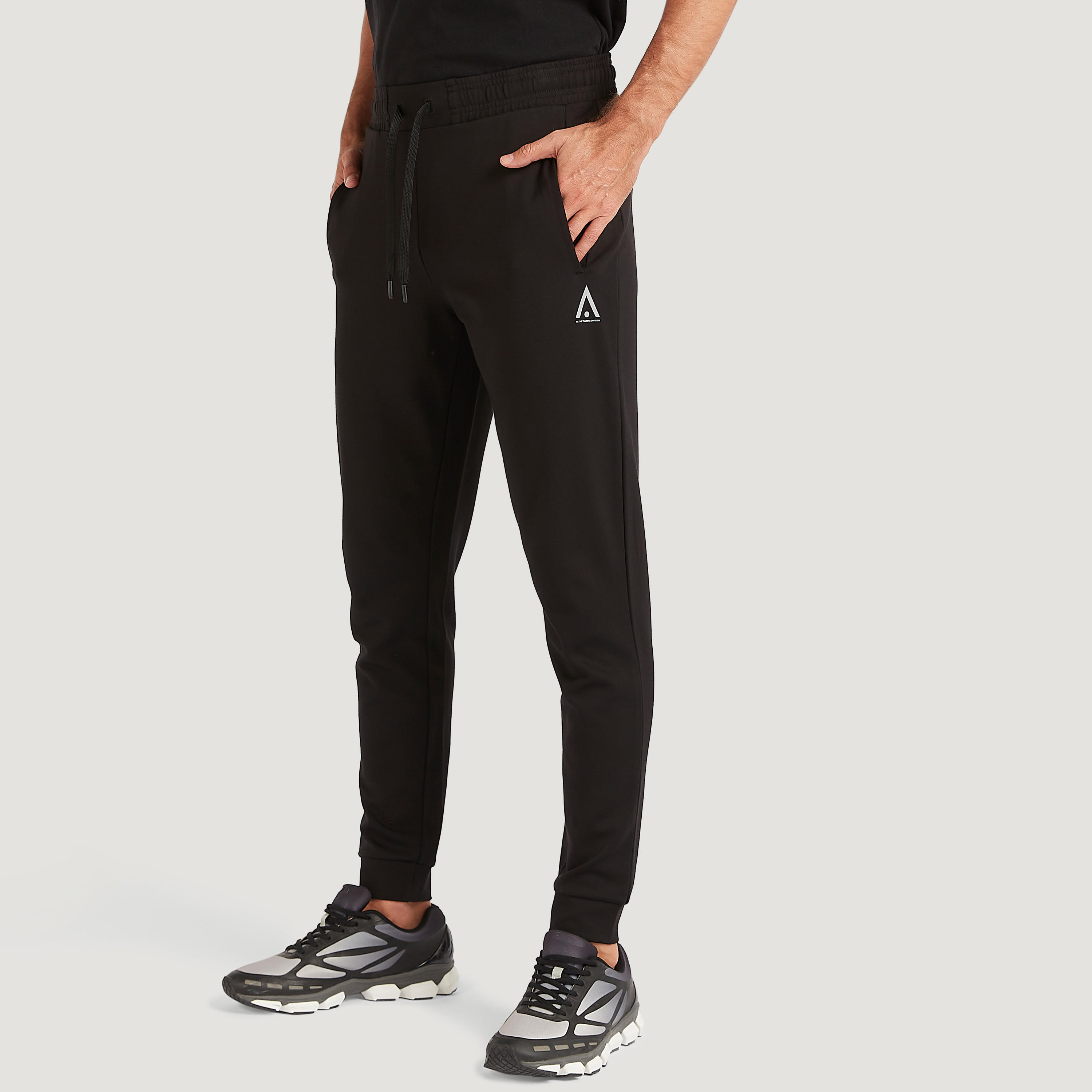 بنطلون رياضي سادة بجيوب ورباط إغلاق-men-clothing-sportswearandactivewear-bottoms-image-4
