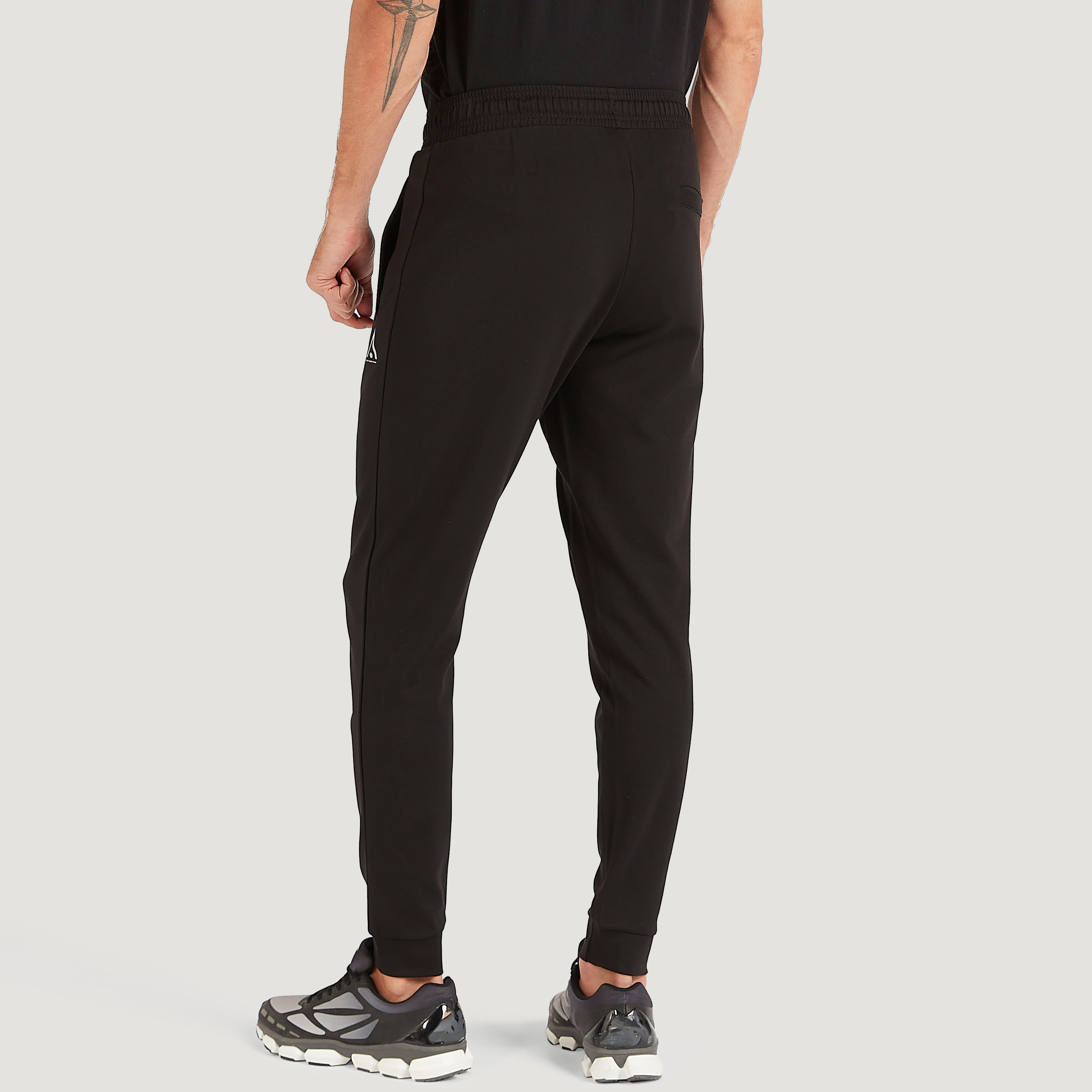 بنطلون رياضي سادة بجيوب ورباط إغلاق-men-clothing-sportswearandactivewear-bottoms-image-1