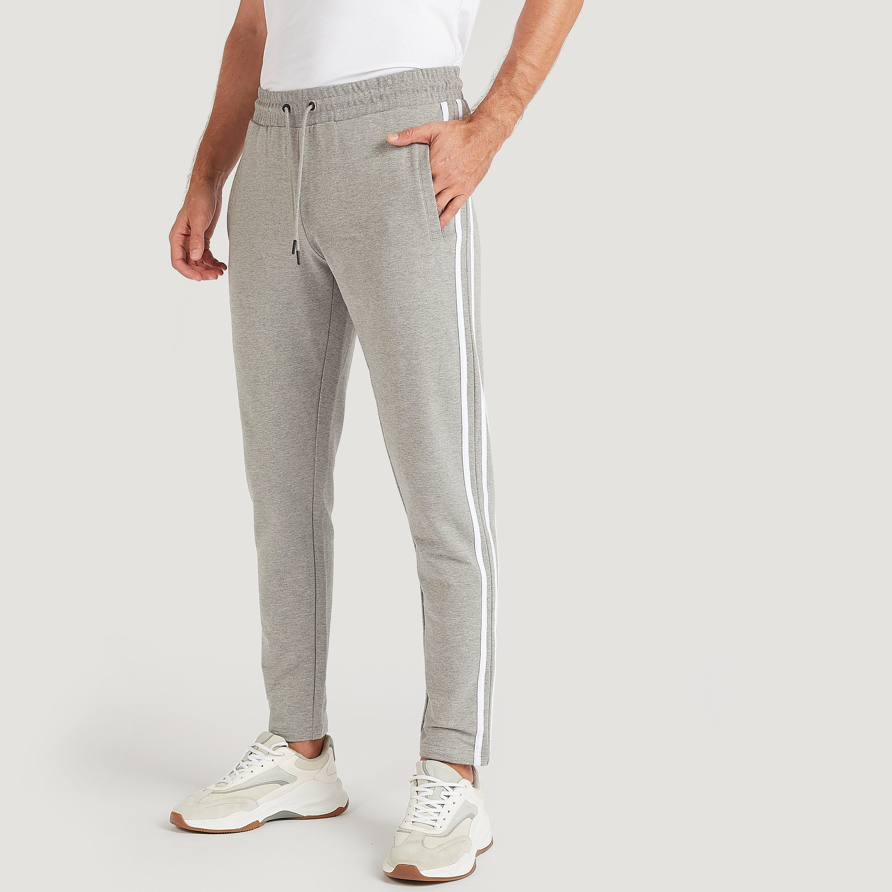 بنطلون رياضي سادة بجيوب ورباط إغلاق-men-clothing-sportswearandactivewear-bottoms-image-4