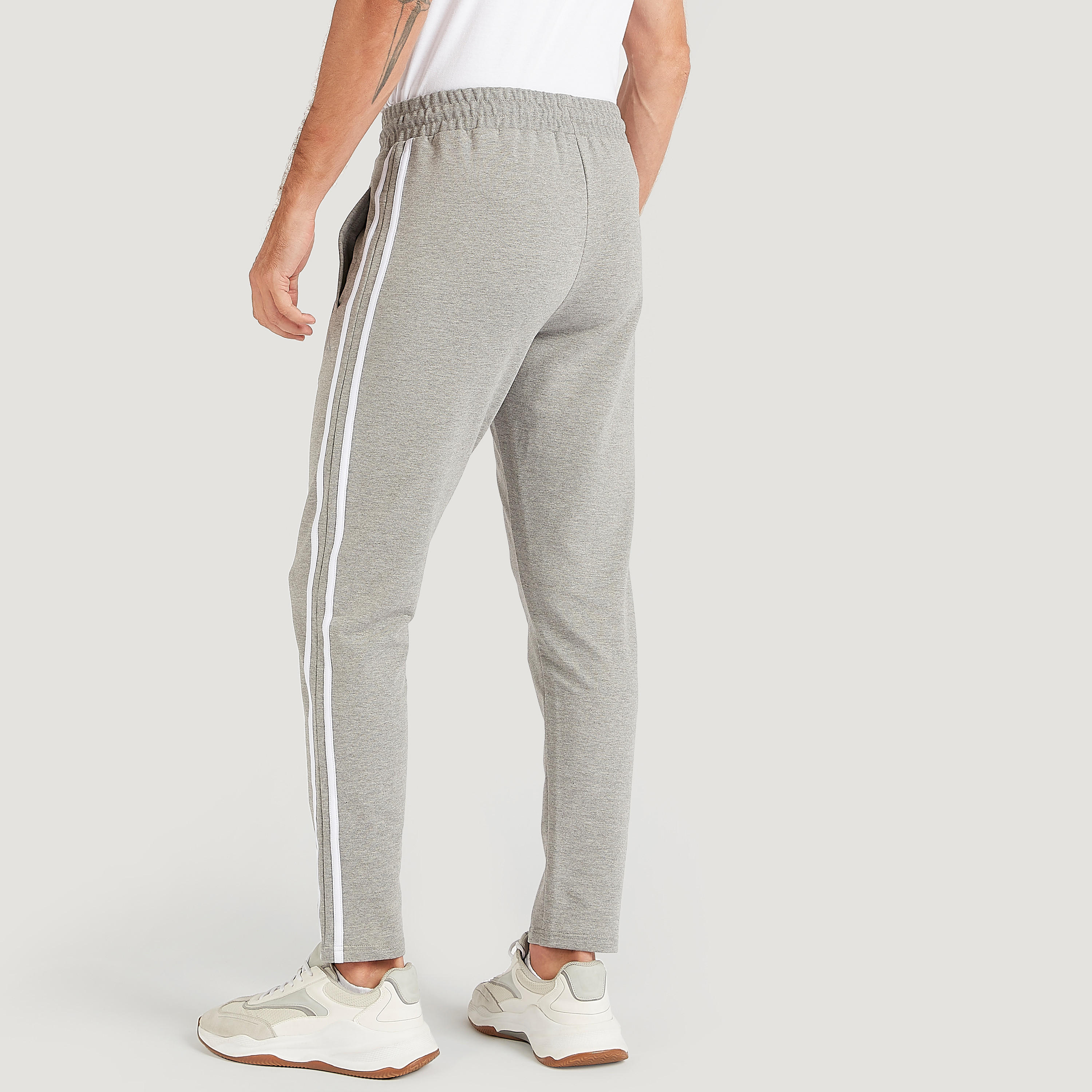 بنطلون رياضي سادة بجيوب ورباط إغلاق-men-clothing-sportswearandactivewear-bottoms-image-1