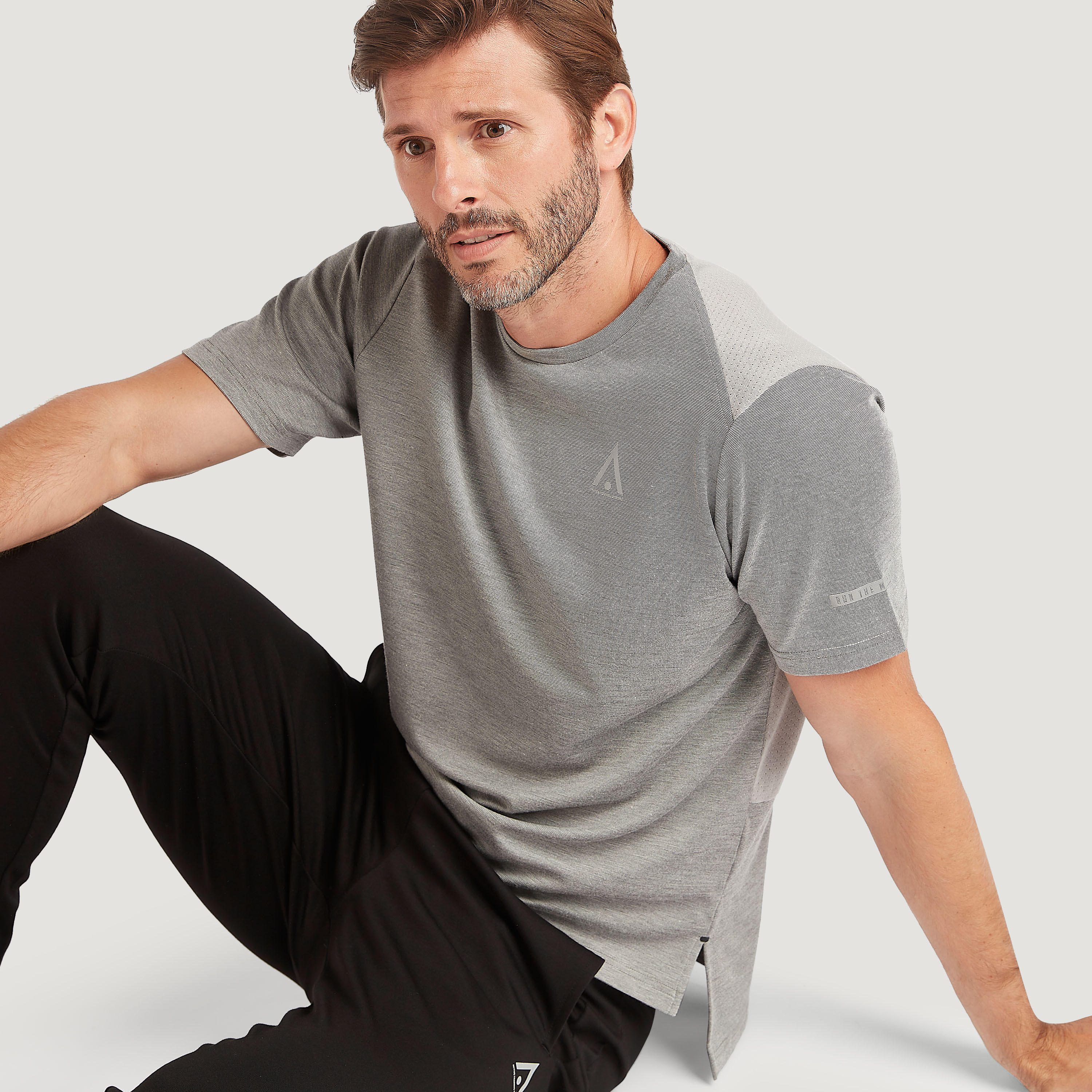 تيشيرت بياقة ضيّقة وأكمام قصيرة-men-clothing-sportswearandactivewear-tshirtsandpolos-image-1