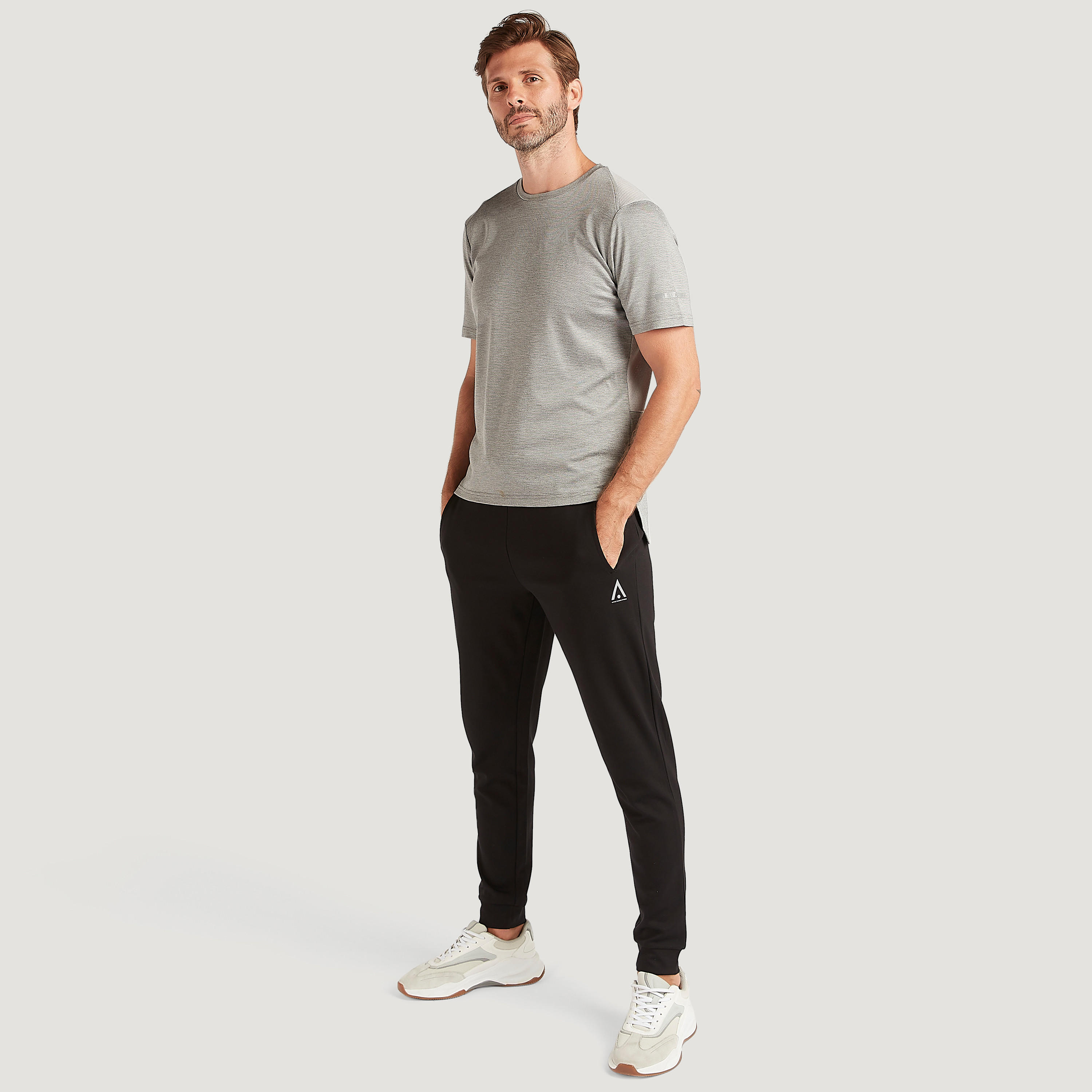 تيشيرت بياقة ضيّقة وأكمام قصيرة-men-clothing-sportswearandactivewear-tshirtsandpolos-image-2