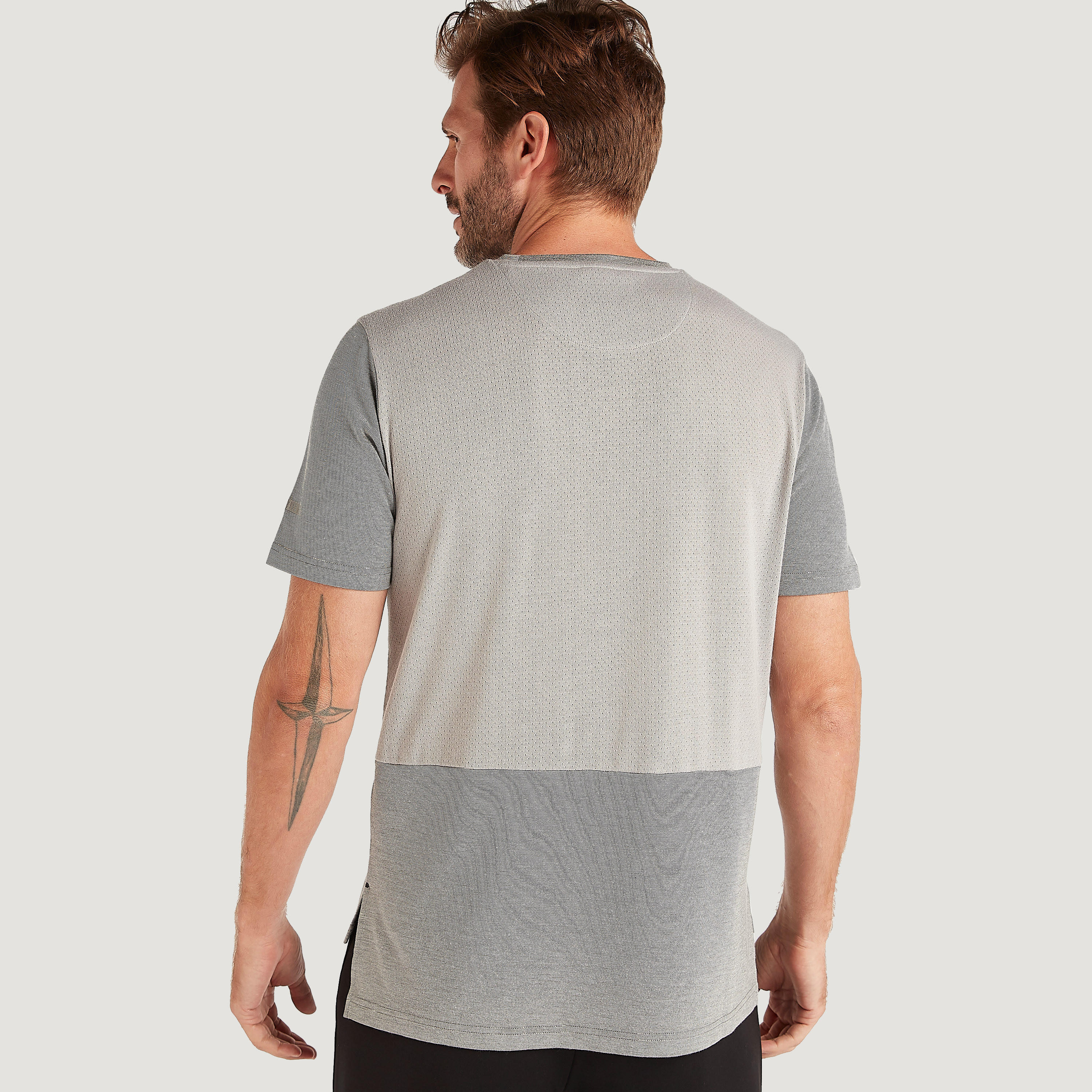 تيشيرت بياقة ضيّقة وأكمام قصيرة-men-clothing-sportswearandactivewear-tshirtsandpolos-image-4
