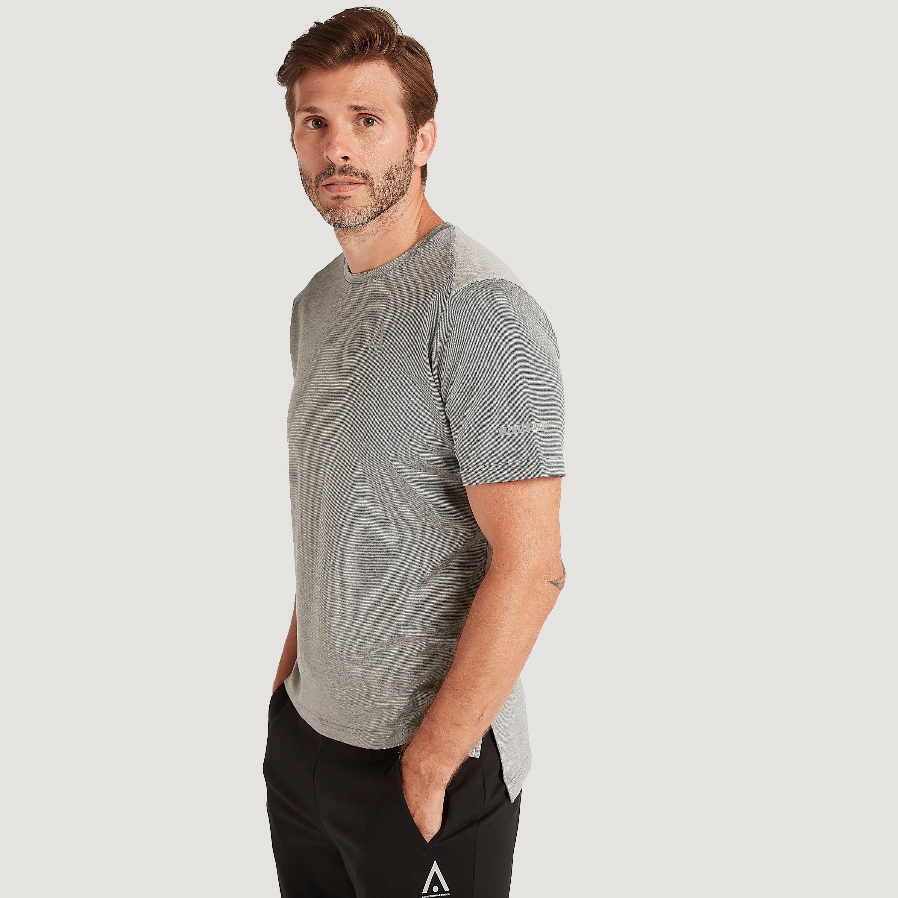 تيشيرت بياقة ضيّقة وأكمام قصيرة-men-clothing-sportswearandactivewear-tshirtsandpolos-image-5