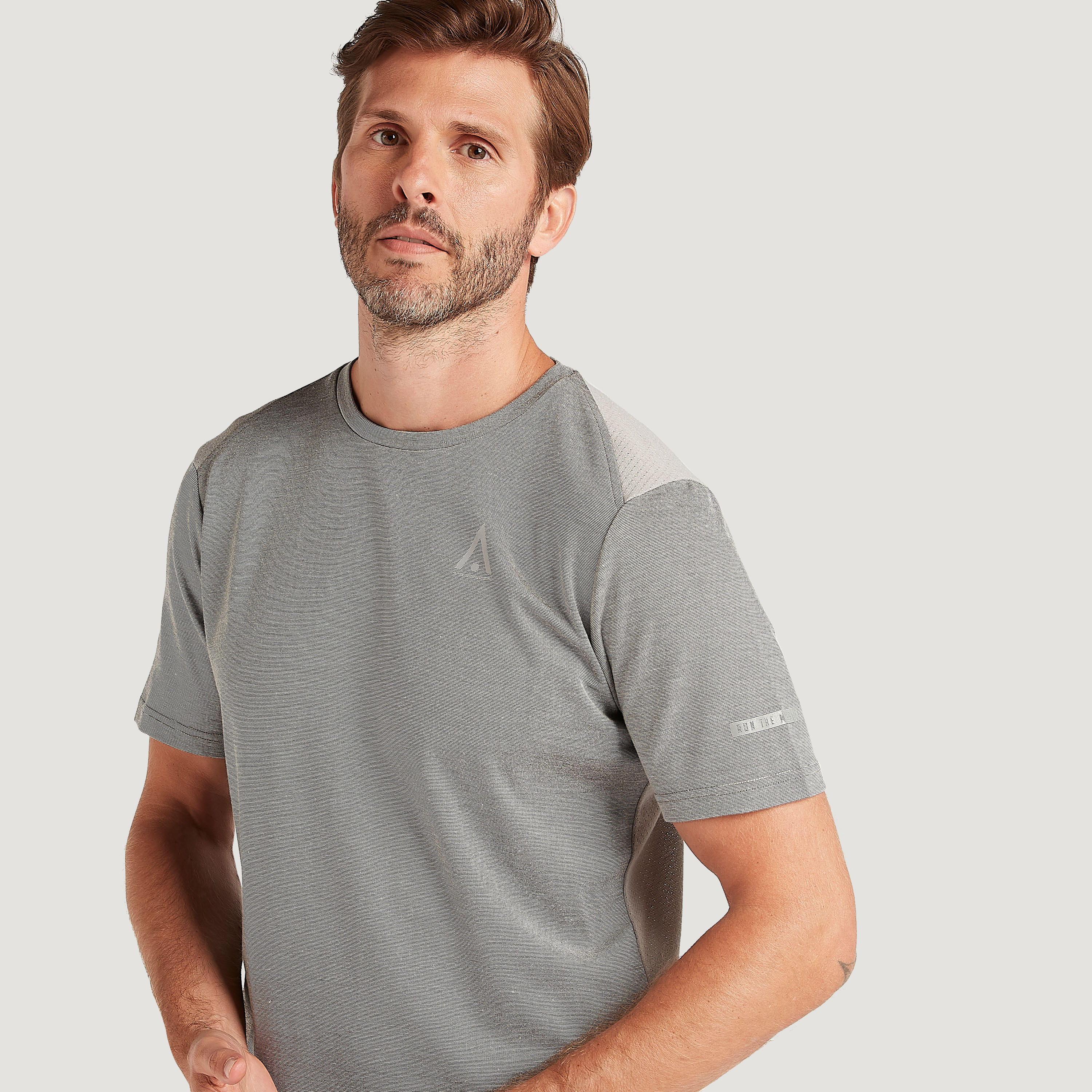 تيشيرت بياقة ضيّقة وأكمام قصيرة-men-clothing-sportswearandactivewear-tshirtsandpolos-image-8