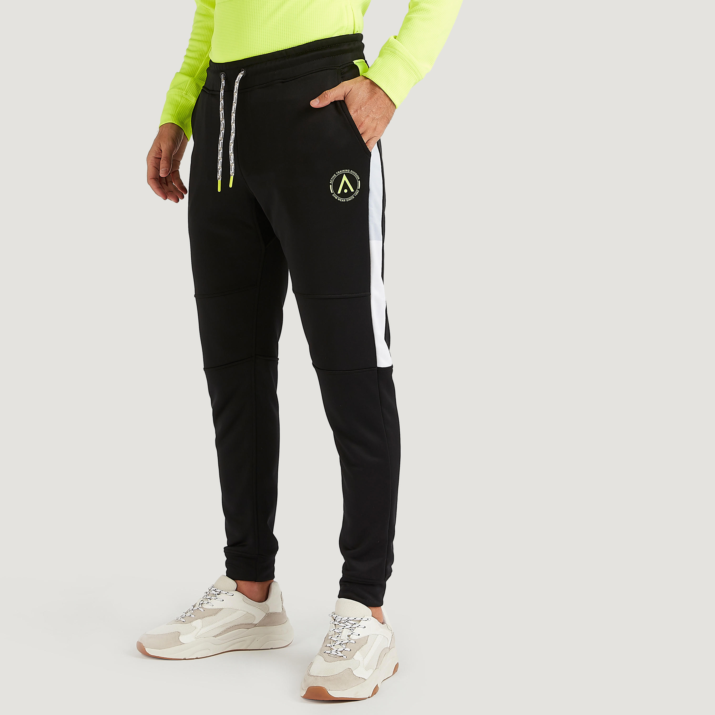 بنطلون رياضي سادة بجيوب ورباط إغلاق-men-clothing-sportswearandactivewear-bottoms-image-5