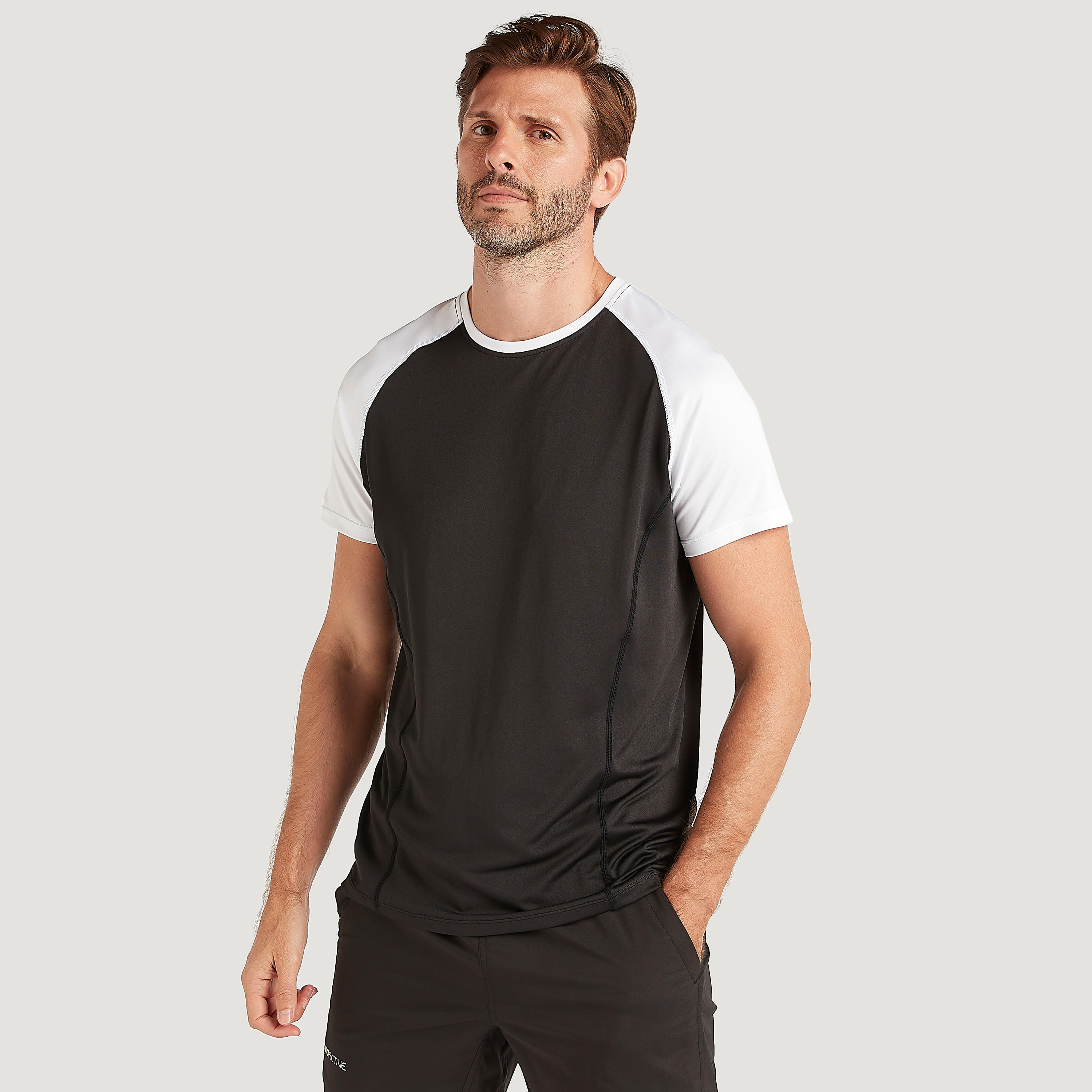 تيشيرت سادة بياقة ضيّقة وأكمام قصيرة-men-clothing-sportswearandactivewear-tshirtsandpolos-image-6