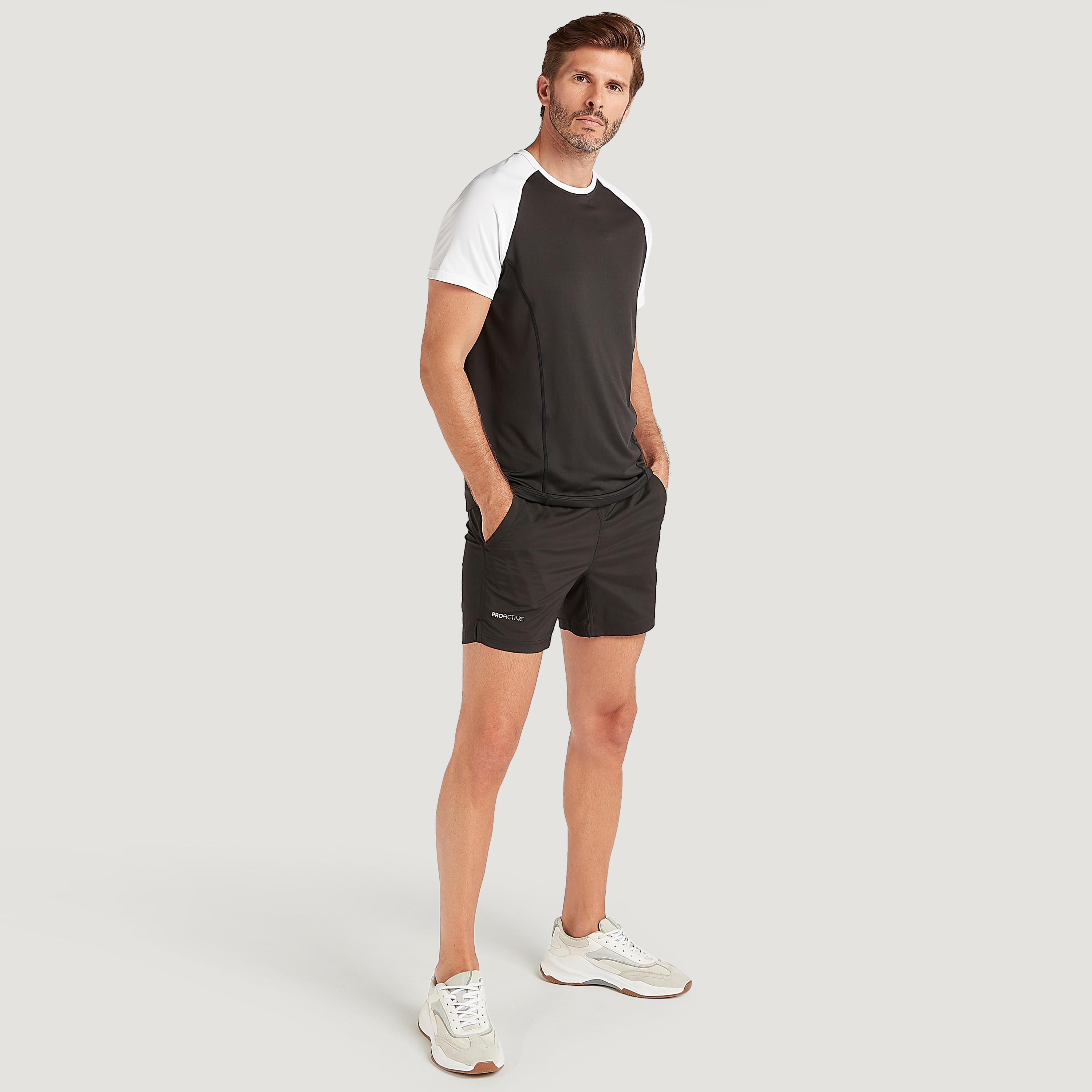 تيشيرت سادة بياقة ضيّقة وأكمام قصيرة-men-clothing-sportswearandactivewear-tshirtsandpolos-image-5