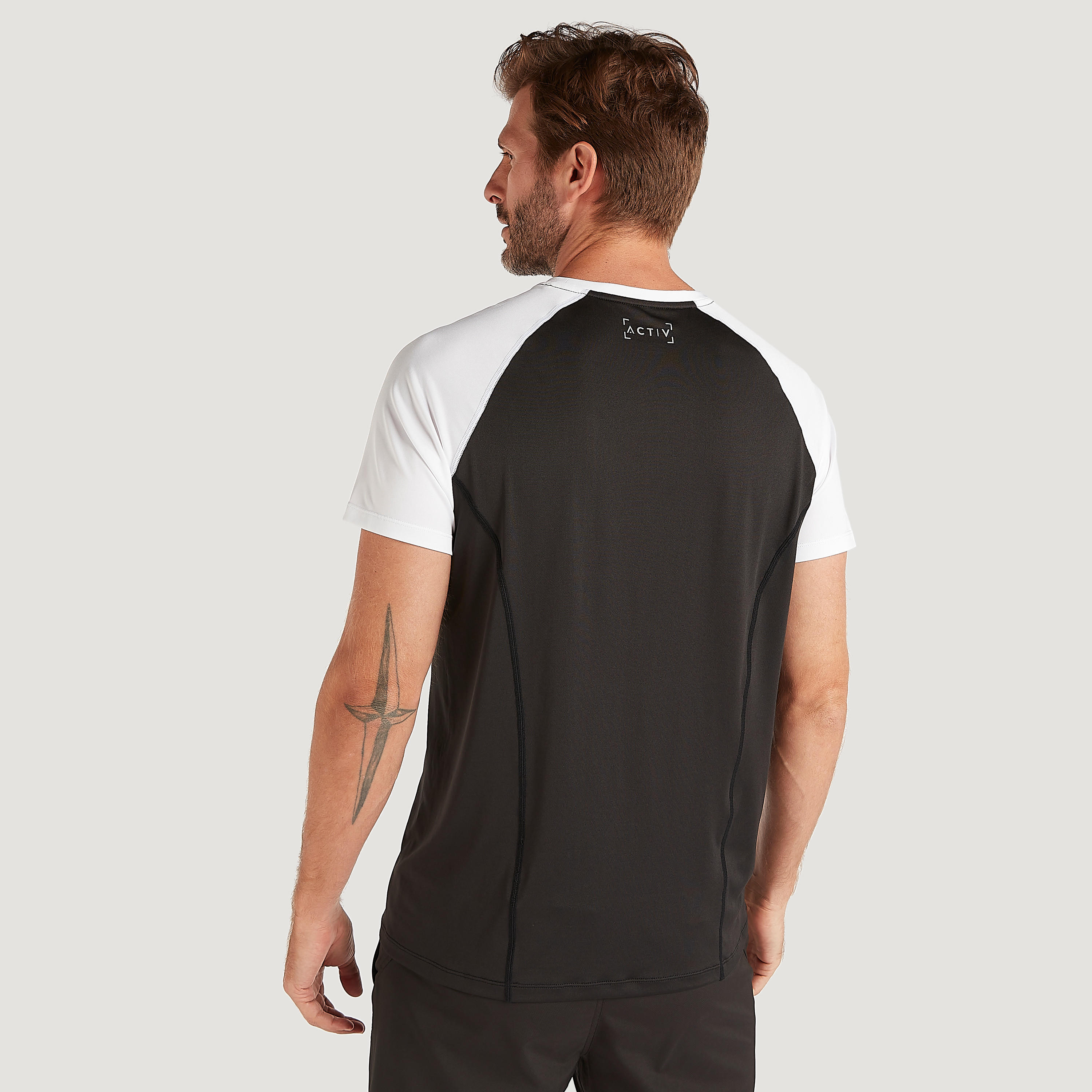 تيشيرت سادة بياقة ضيّقة وأكمام قصيرة-men-clothing-sportswearandactivewear-tshirtsandpolos-image-3
