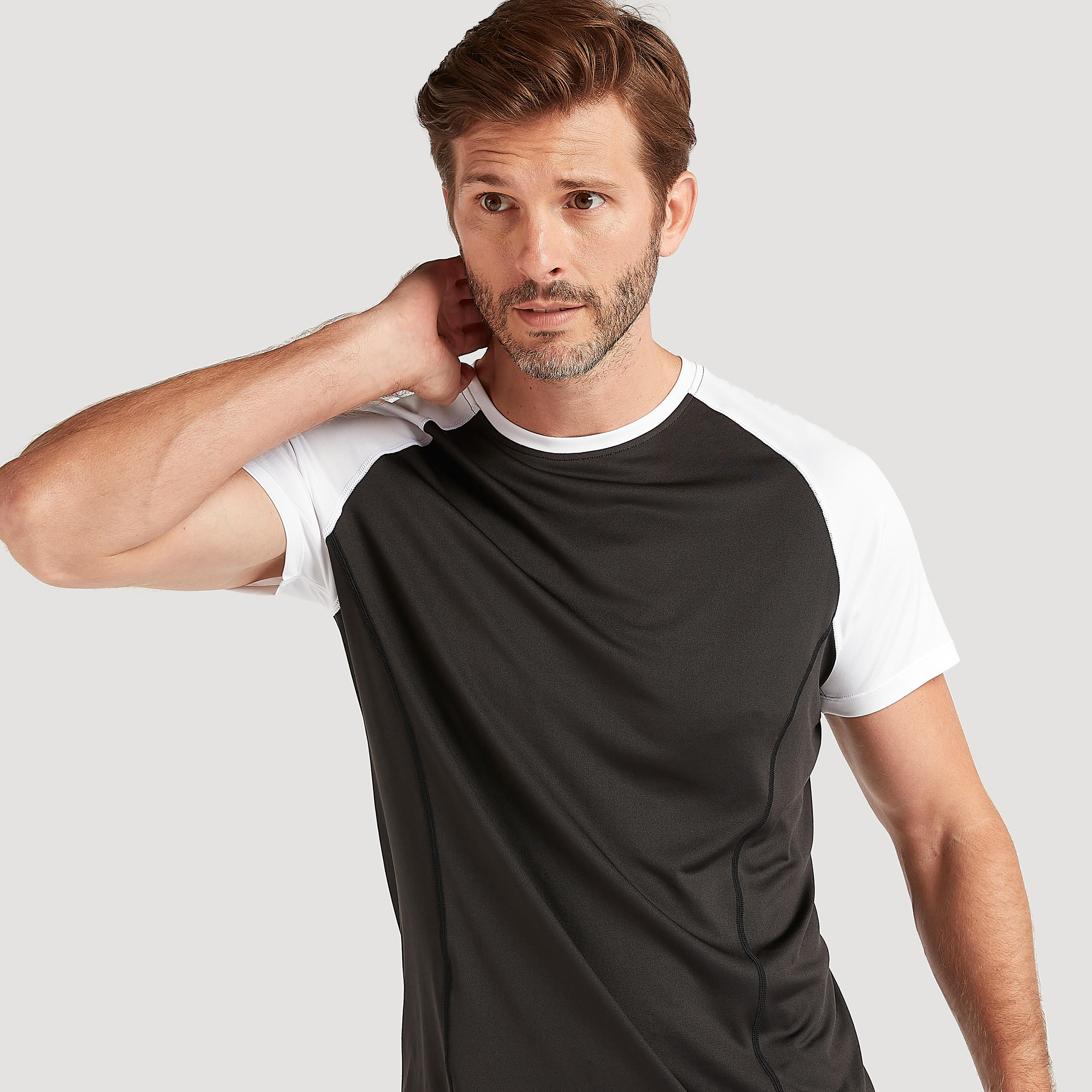 تيشيرت سادة بياقة ضيّقة وأكمام قصيرة-men-clothing-sportswearandactivewear-tshirtsandpolos-image-2