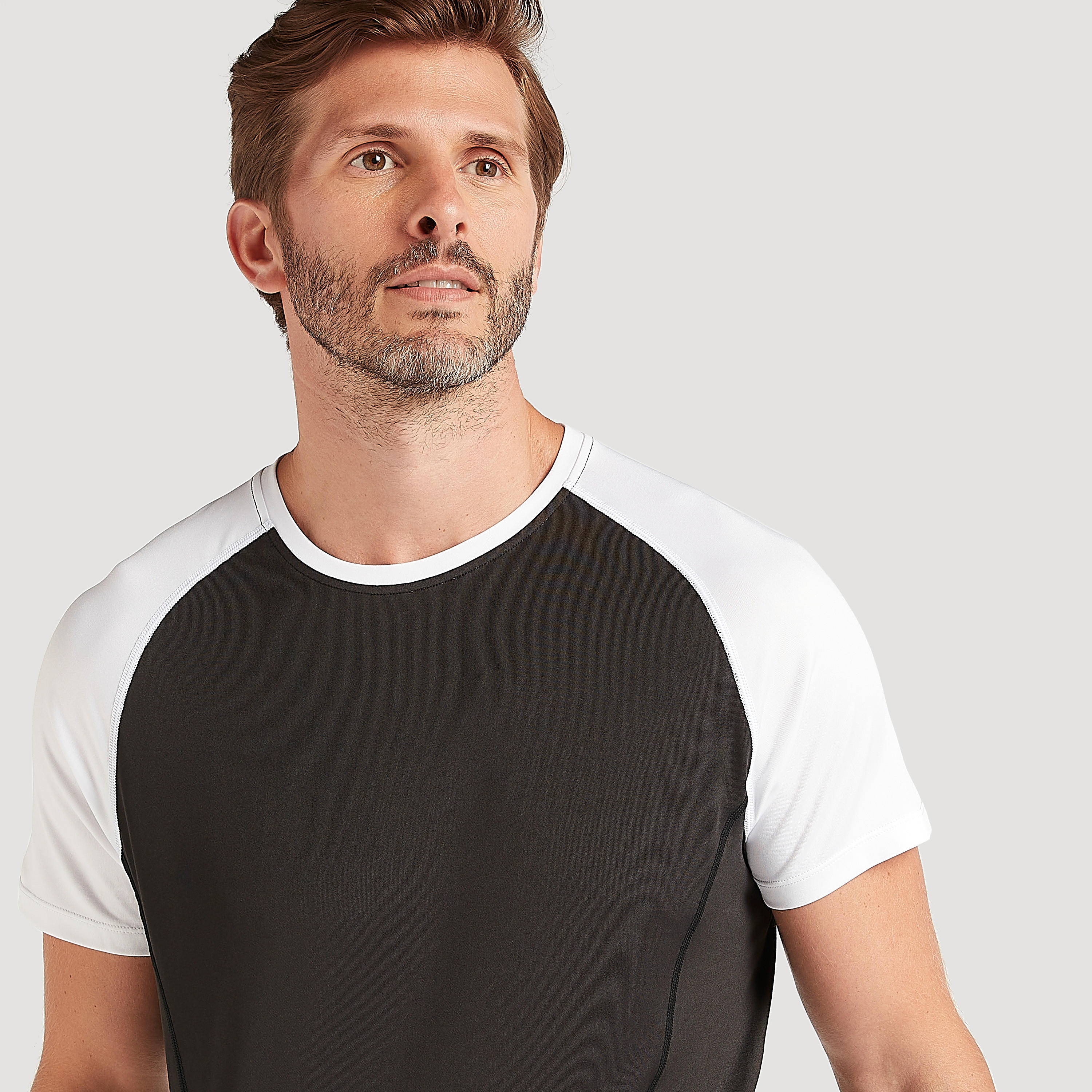 تيشيرت سادة بياقة ضيّقة وأكمام قصيرة-men-clothing-sportswearandactivewear-tshirtsandpolos-image-1