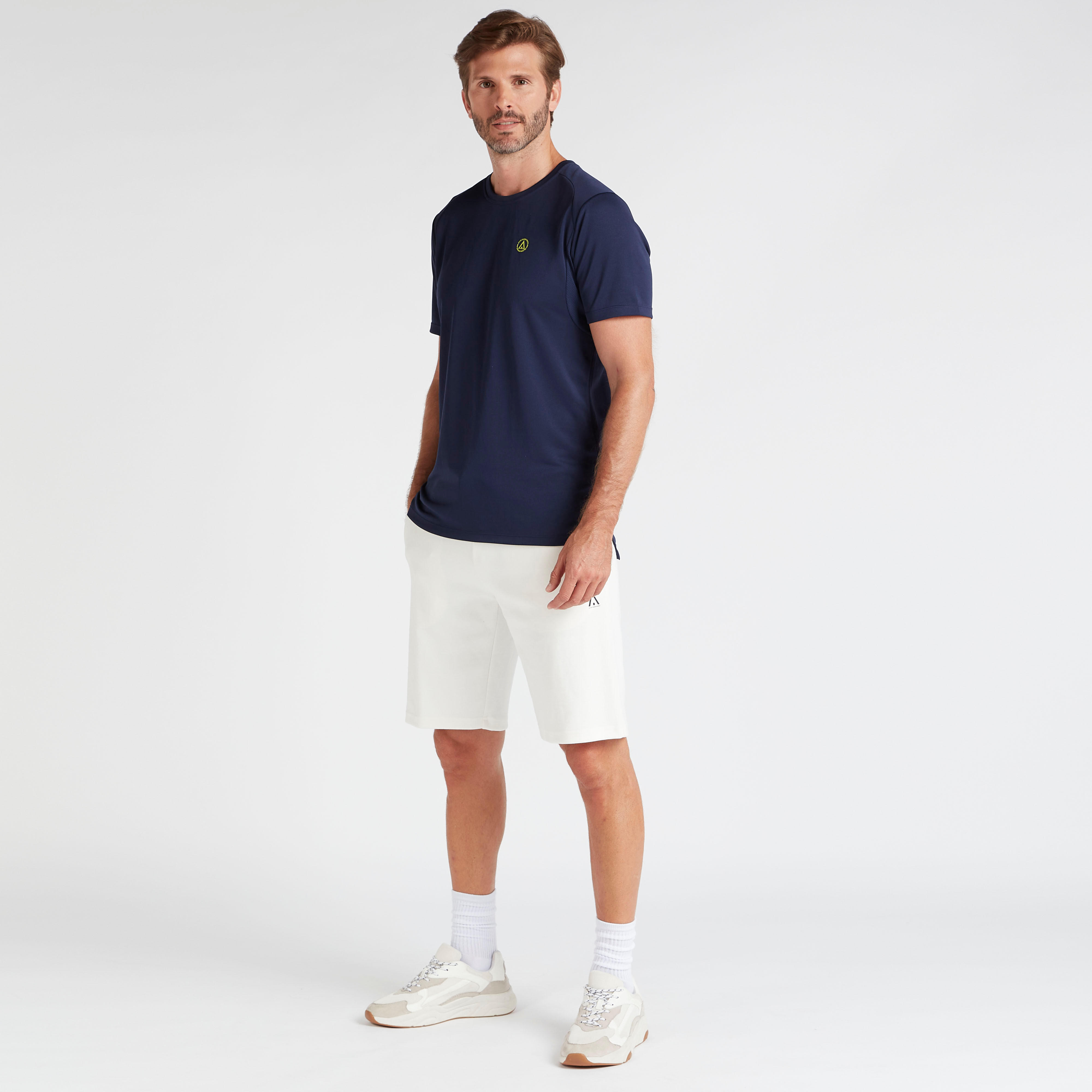 تيشيرت سادة بياقة ضيّقة وأكمام قصيرة-men-clothing-sportswearandactivewear-tshirtsandpolos-image-4