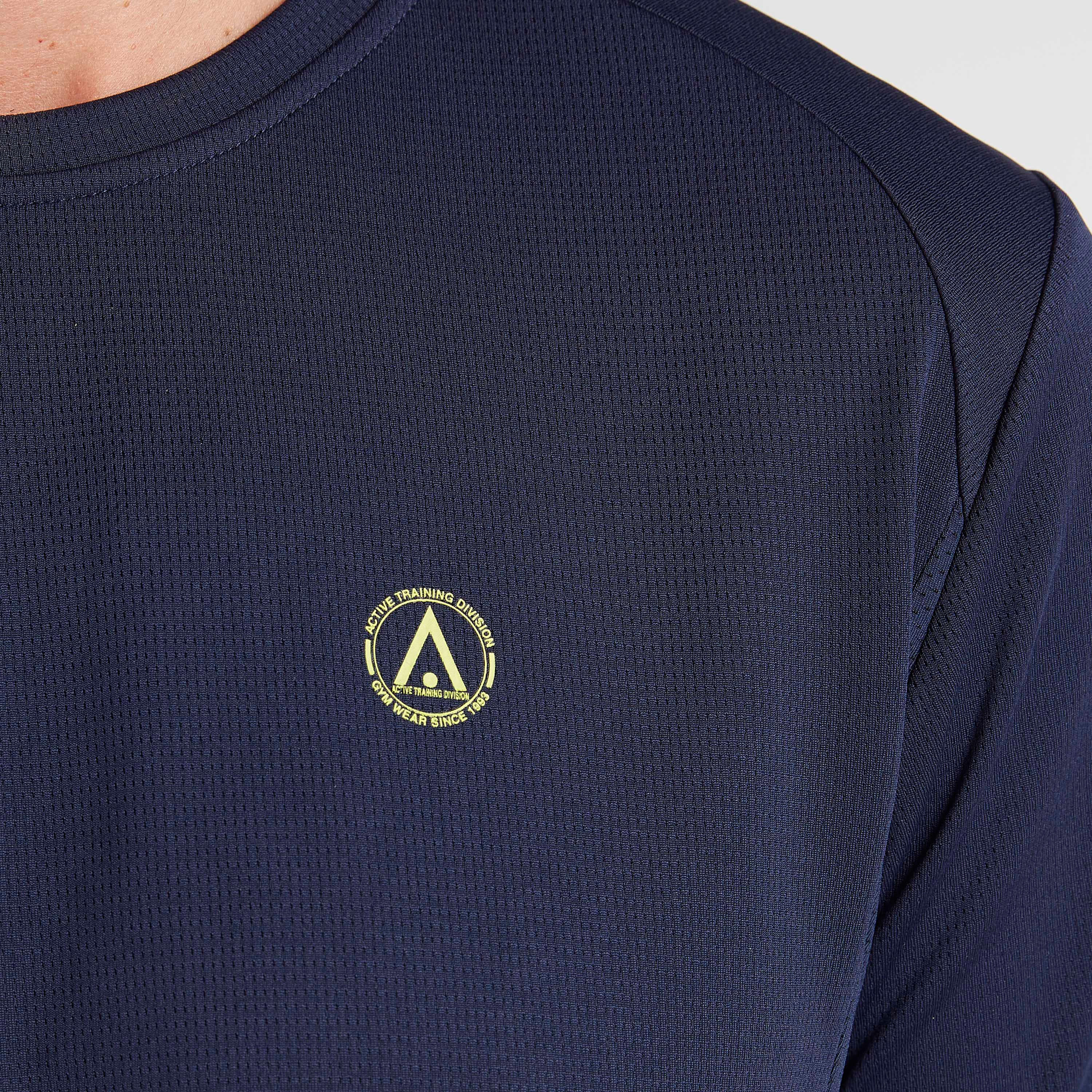 تيشيرت سادة بياقة ضيّقة وأكمام قصيرة-men-clothing-sportswearandactivewear-tshirtsandpolos-image-3
