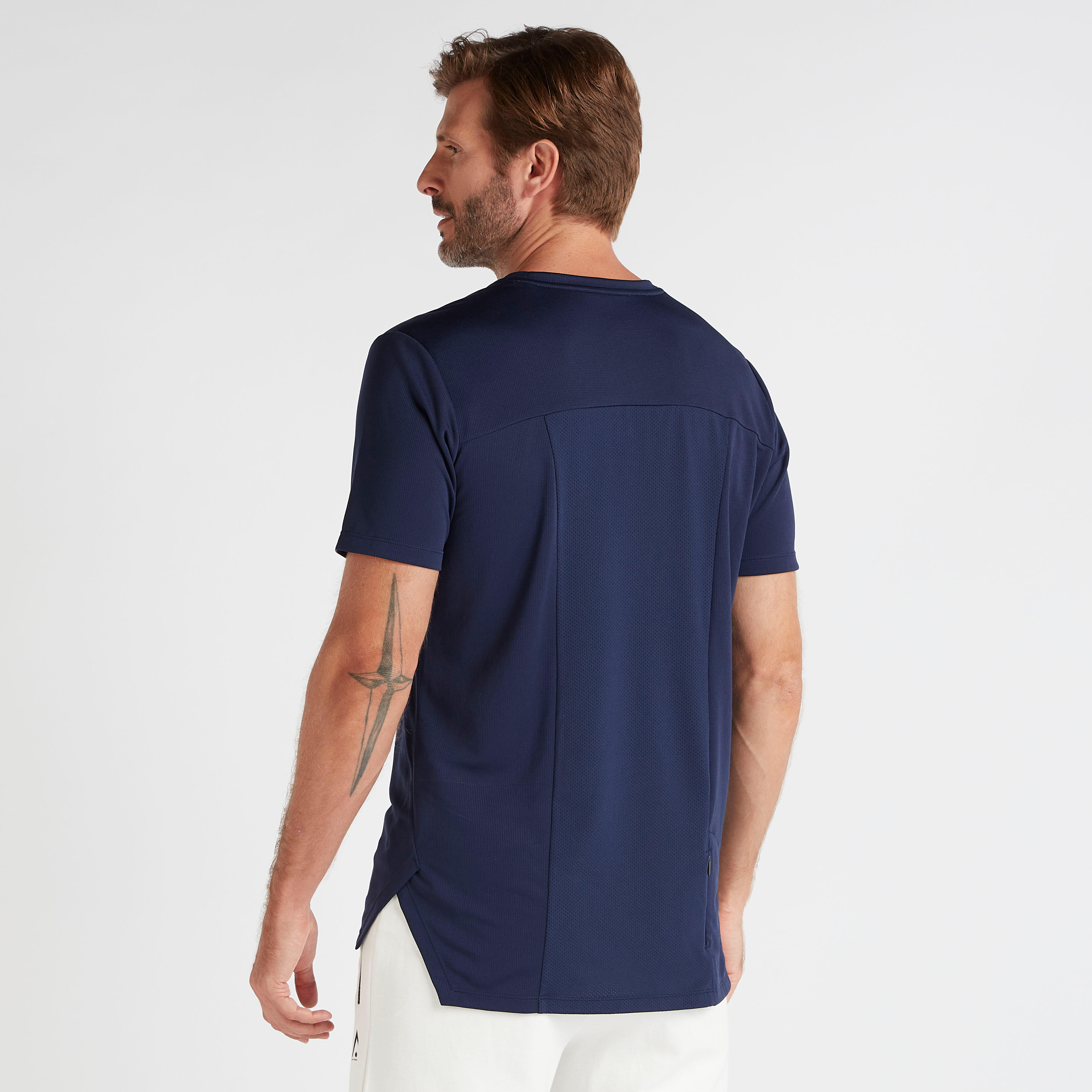 تيشيرت سادة بياقة ضيّقة وأكمام قصيرة-men-clothing-sportswearandactivewear-tshirtsandpolos-image-2