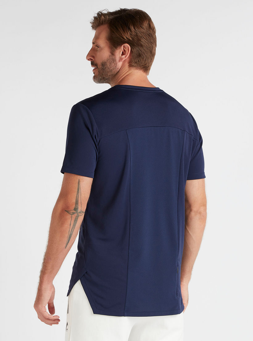 تيشيرت سادة بياقة ضيّقة وأكمام قصيرة-men-clothing-sportswearandactivewear-tshirtsandpolos-image-2