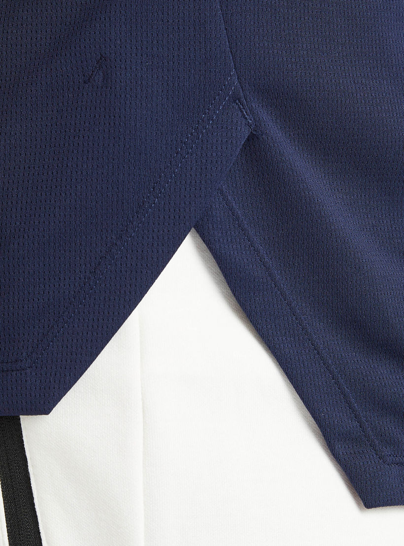 تيشيرت سادة بياقة ضيّقة وأكمام قصيرة-men-clothing-sportswearandactivewear-tshirtsandpolos-image-1