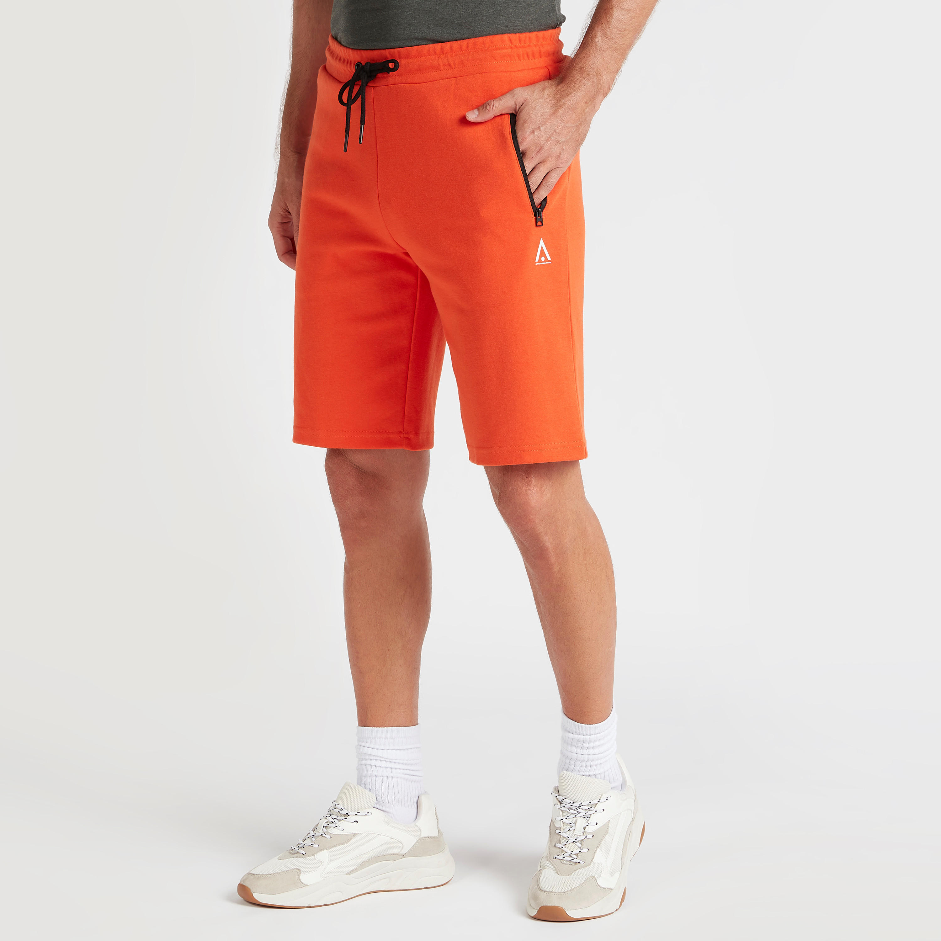 شورت سادة برباط خصر مطّاطي وجيوب بسحّاب-men-clothing-sportswearandactivewear-bottoms-image-4