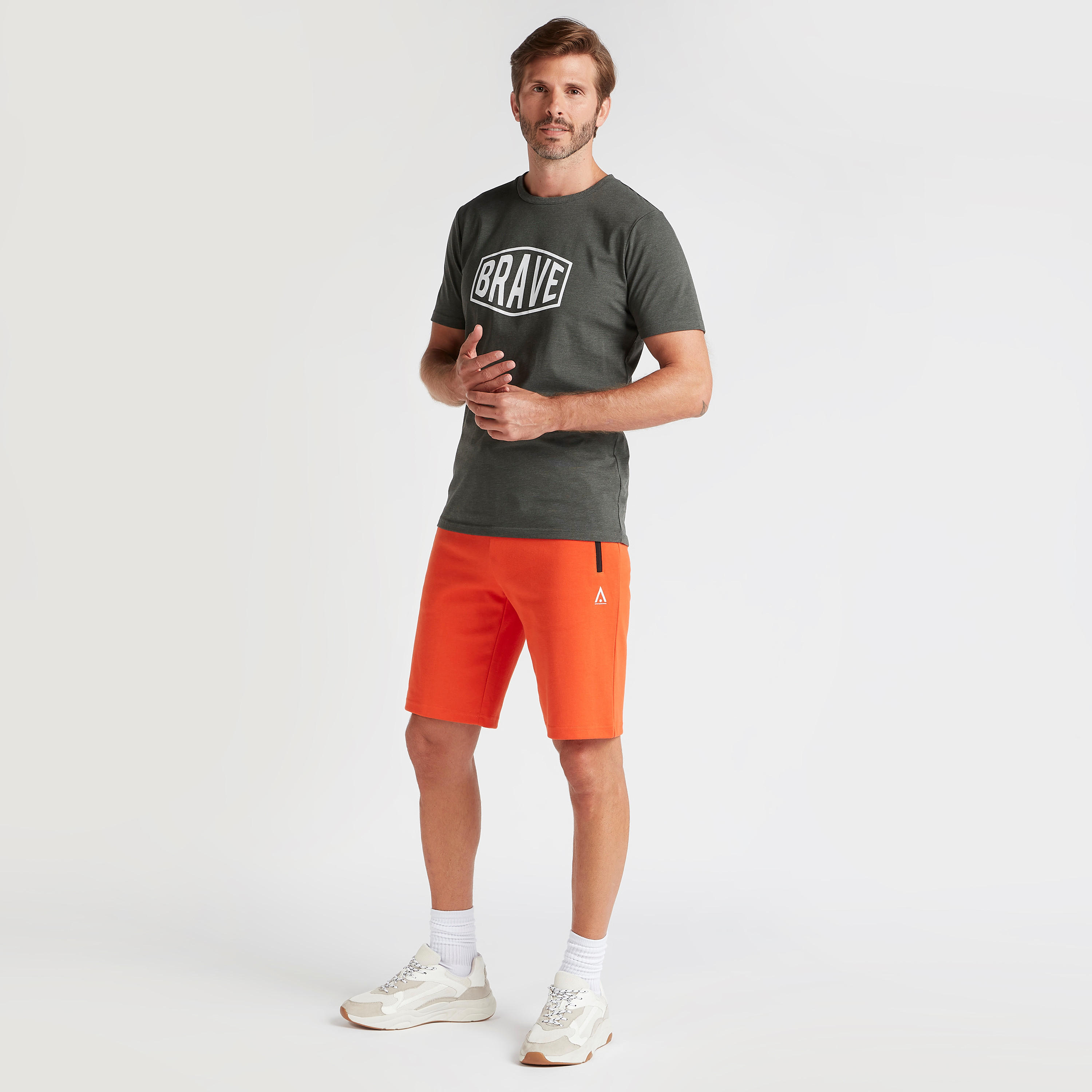 شورت سادة برباط خصر مطّاطي وجيوب بسحّاب-men-clothing-sportswearandactivewear-bottoms-image-3
