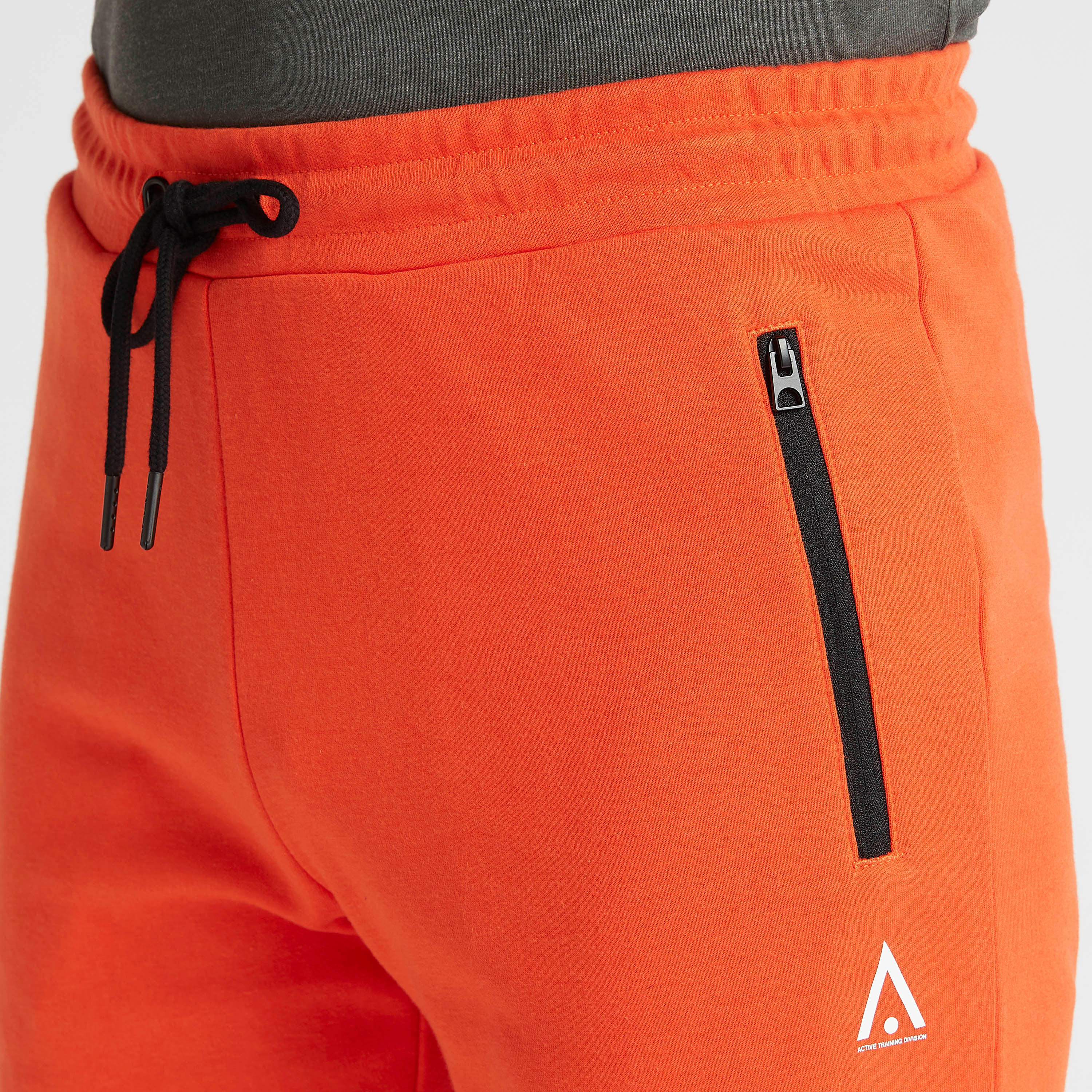 شورت سادة برباط خصر مطّاطي وجيوب بسحّاب-men-clothing-sportswearandactivewear-bottoms-image-2