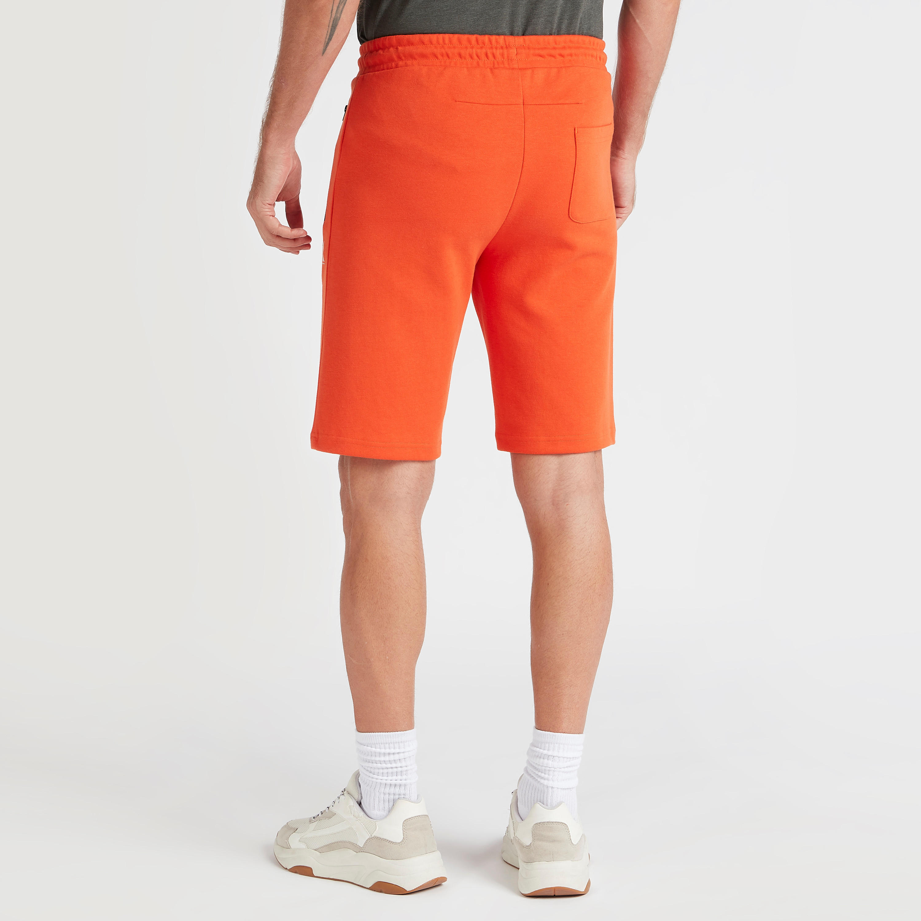 شورت سادة برباط خصر مطّاطي وجيوب بسحّاب-men-clothing-sportswearandactivewear-bottoms-image-1
