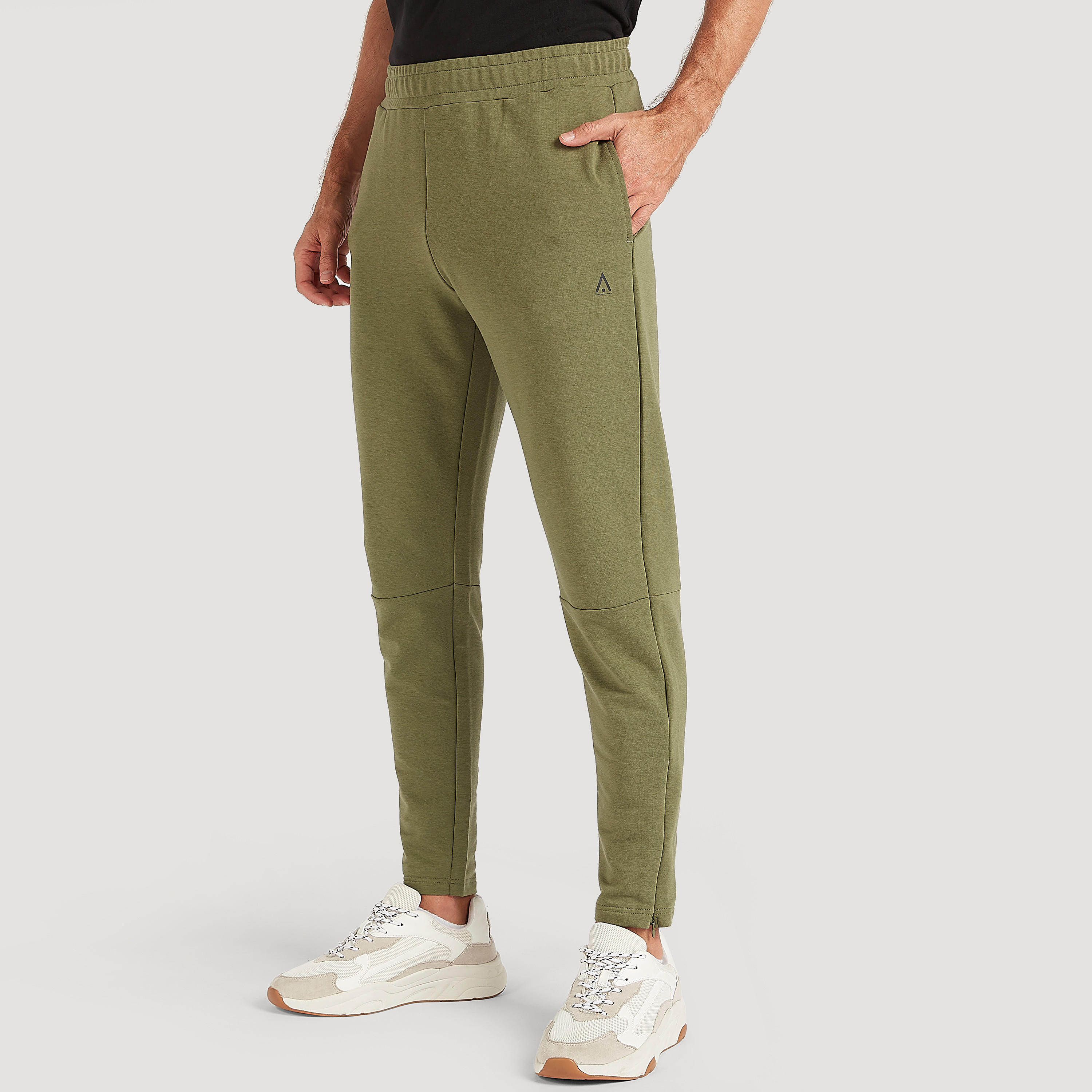 بنطلون رياضي سادة بخصر مطاطي وجيوب-men-clothing-sportswearandactivewear-bottoms-image-6