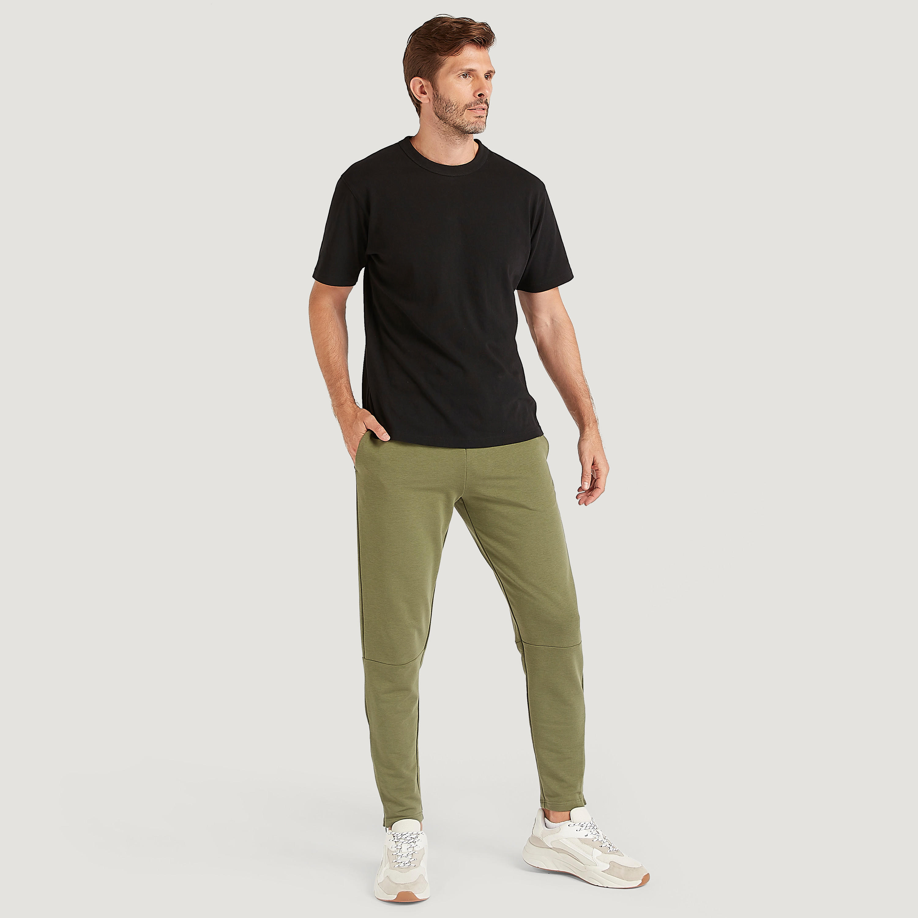 بنطلون رياضي سادة بخصر مطاطي وجيوب-men-clothing-sportswearandactivewear-bottoms-image-5
