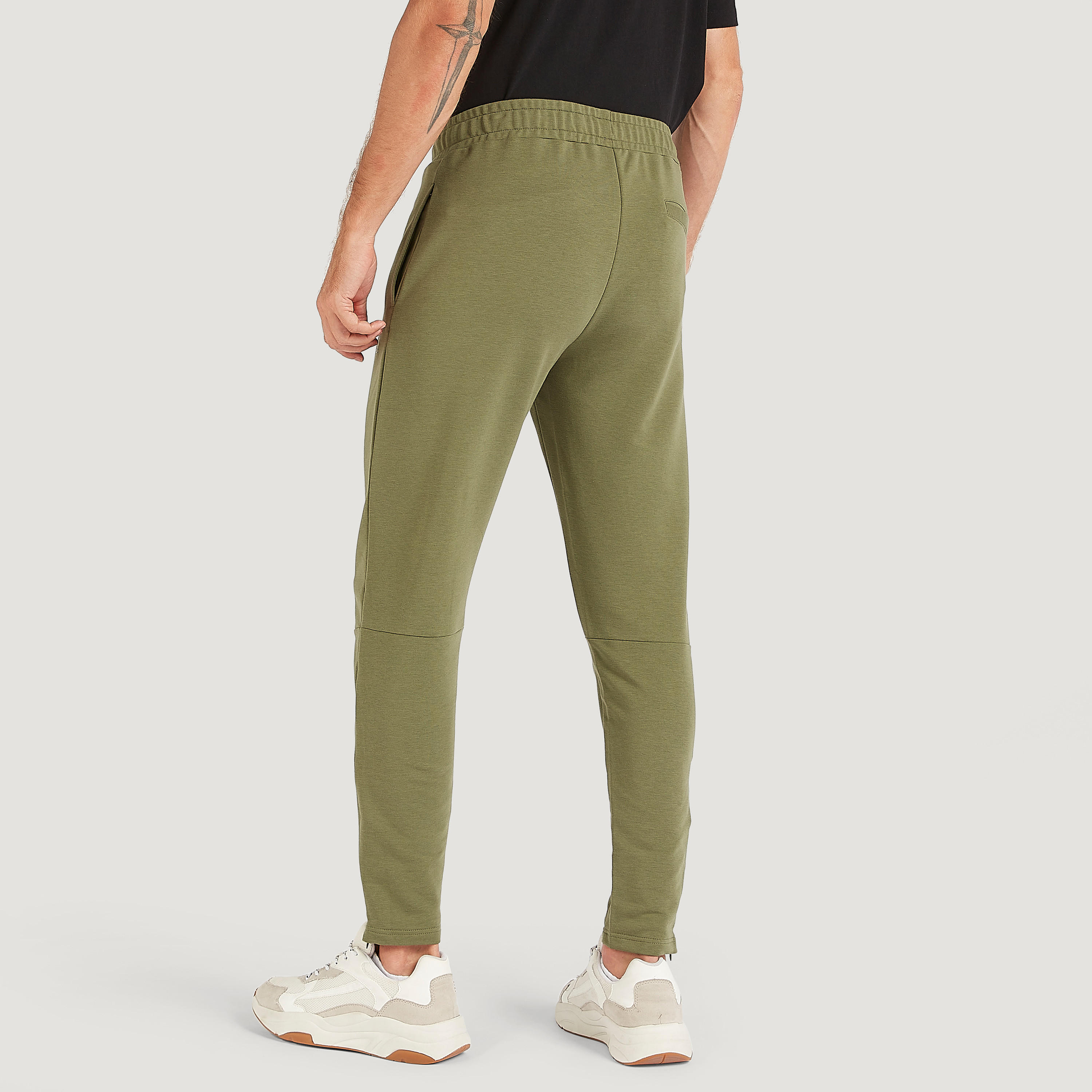 بنطلون رياضي سادة بخصر مطاطي وجيوب-men-clothing-sportswearandactivewear-bottoms-image-3