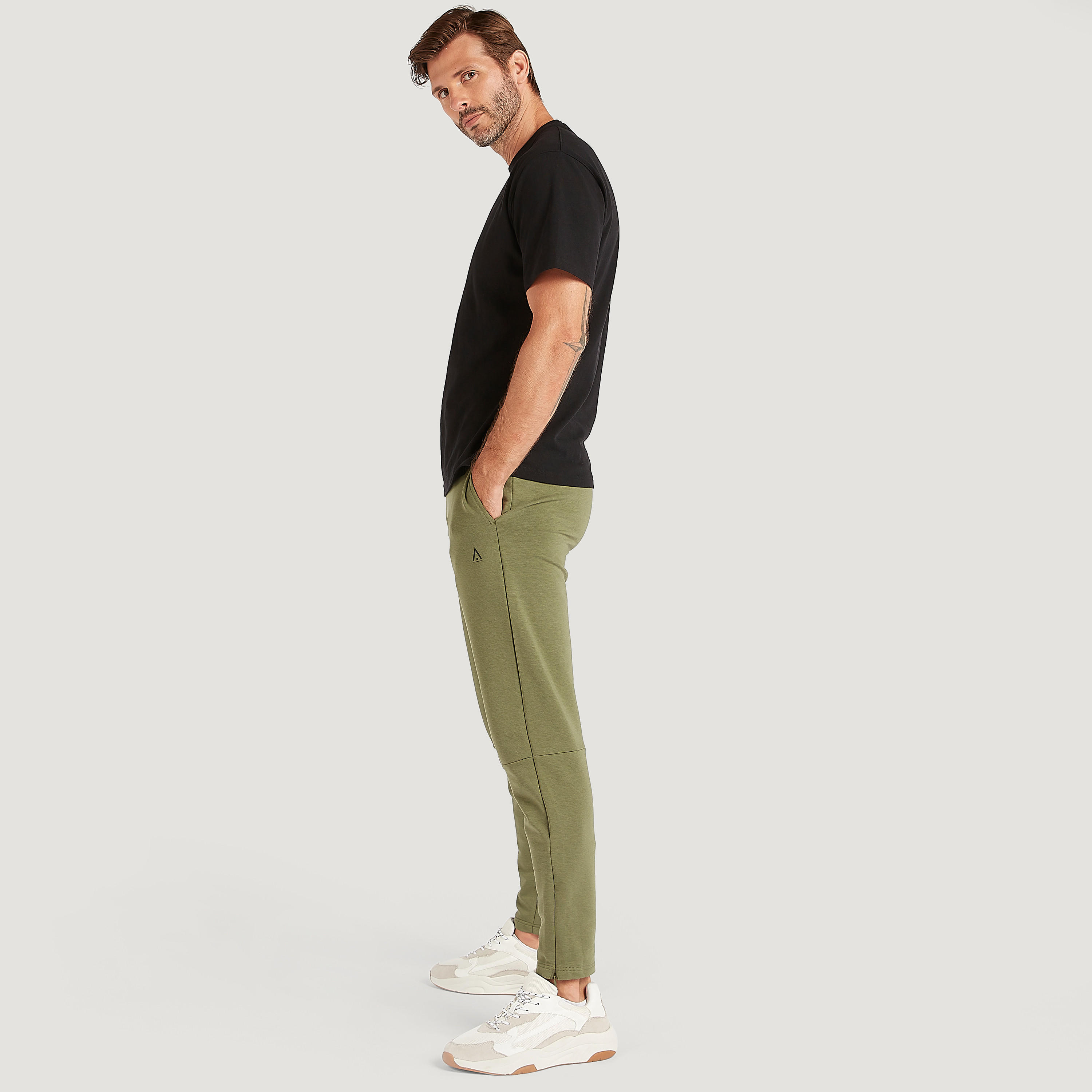 بنطلون رياضي سادة بخصر مطاطي وجيوب-men-clothing-sportswearandactivewear-bottoms-image-2