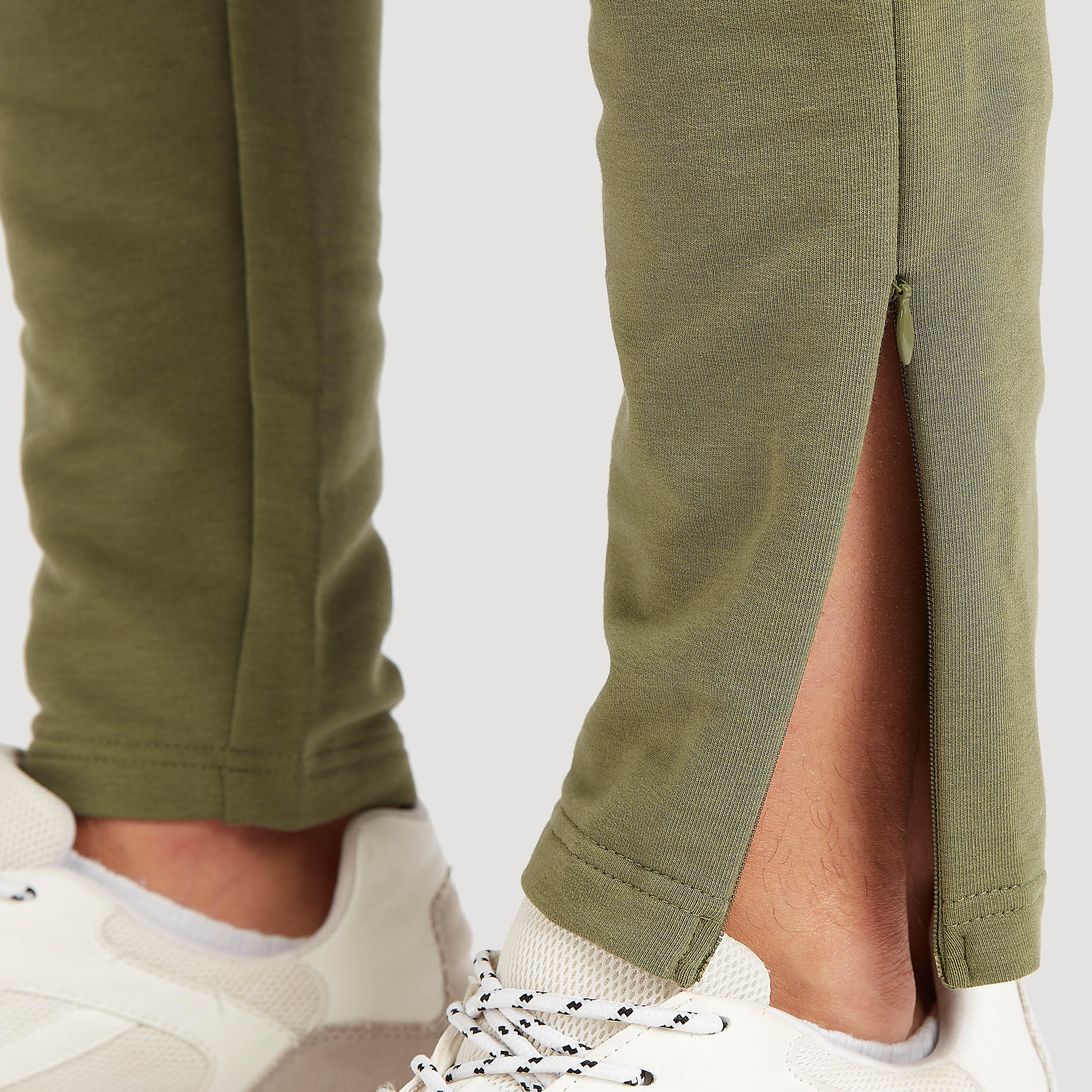 بنطلون رياضي سادة بخصر مطاطي وجيوب-men-clothing-sportswearandactivewear-bottoms-image-1
