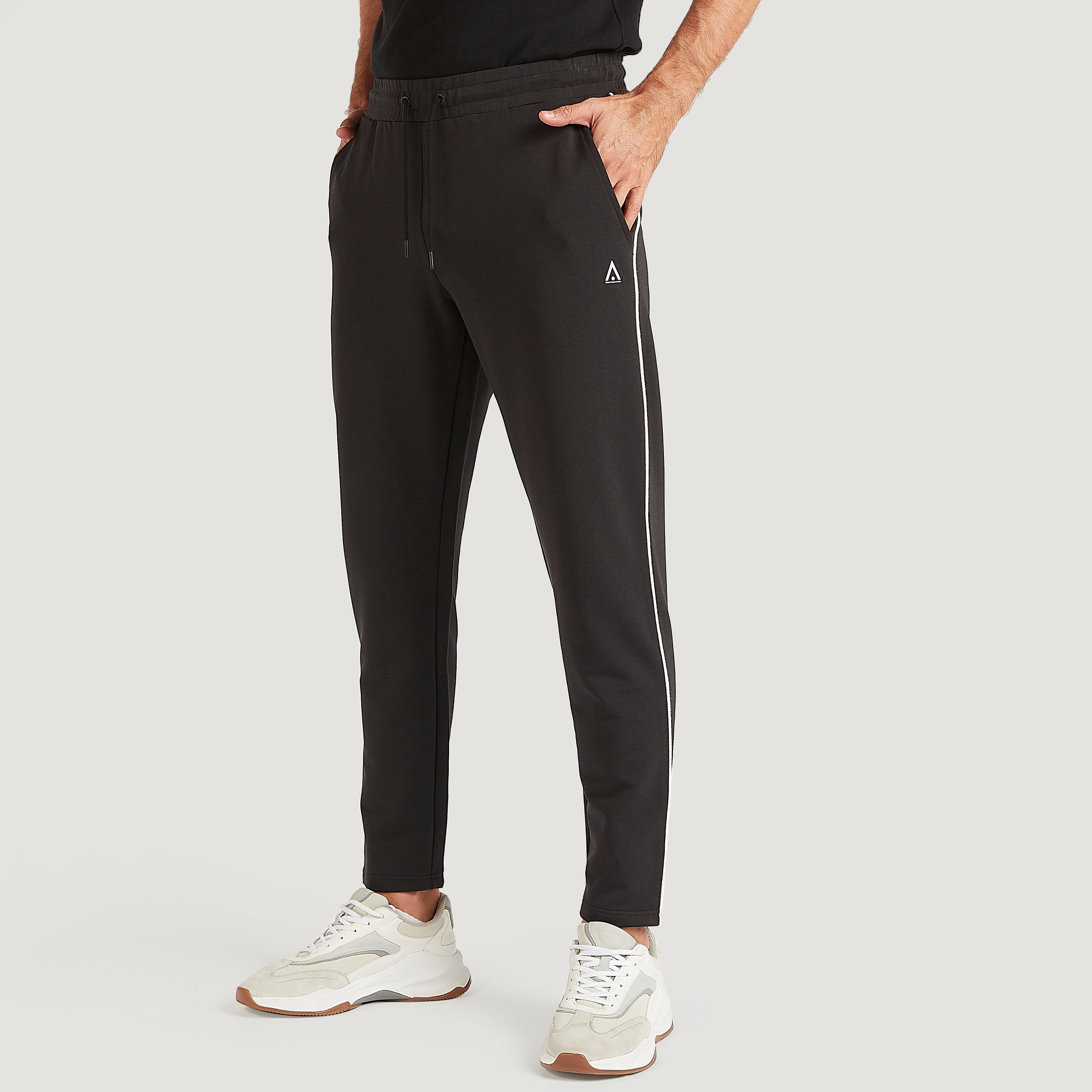 بنطلون رياضي سادة بجيوب ورباط إغلاق-men-clothing-sportswearandactivewear-bottoms-image-4