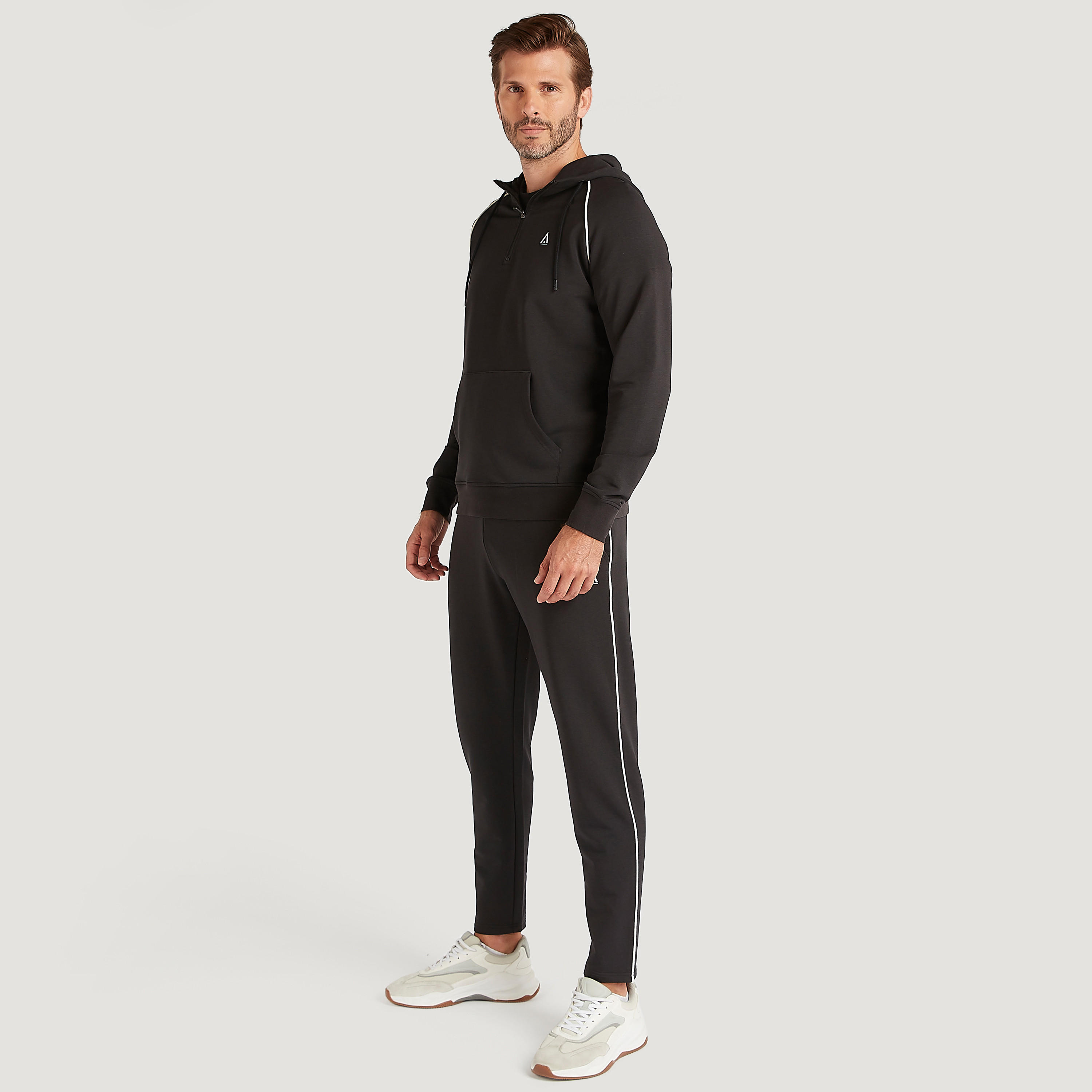 بنطلون رياضي سادة بجيوب ورباط إغلاق-men-clothing-sportswearandactivewear-bottoms-image-3