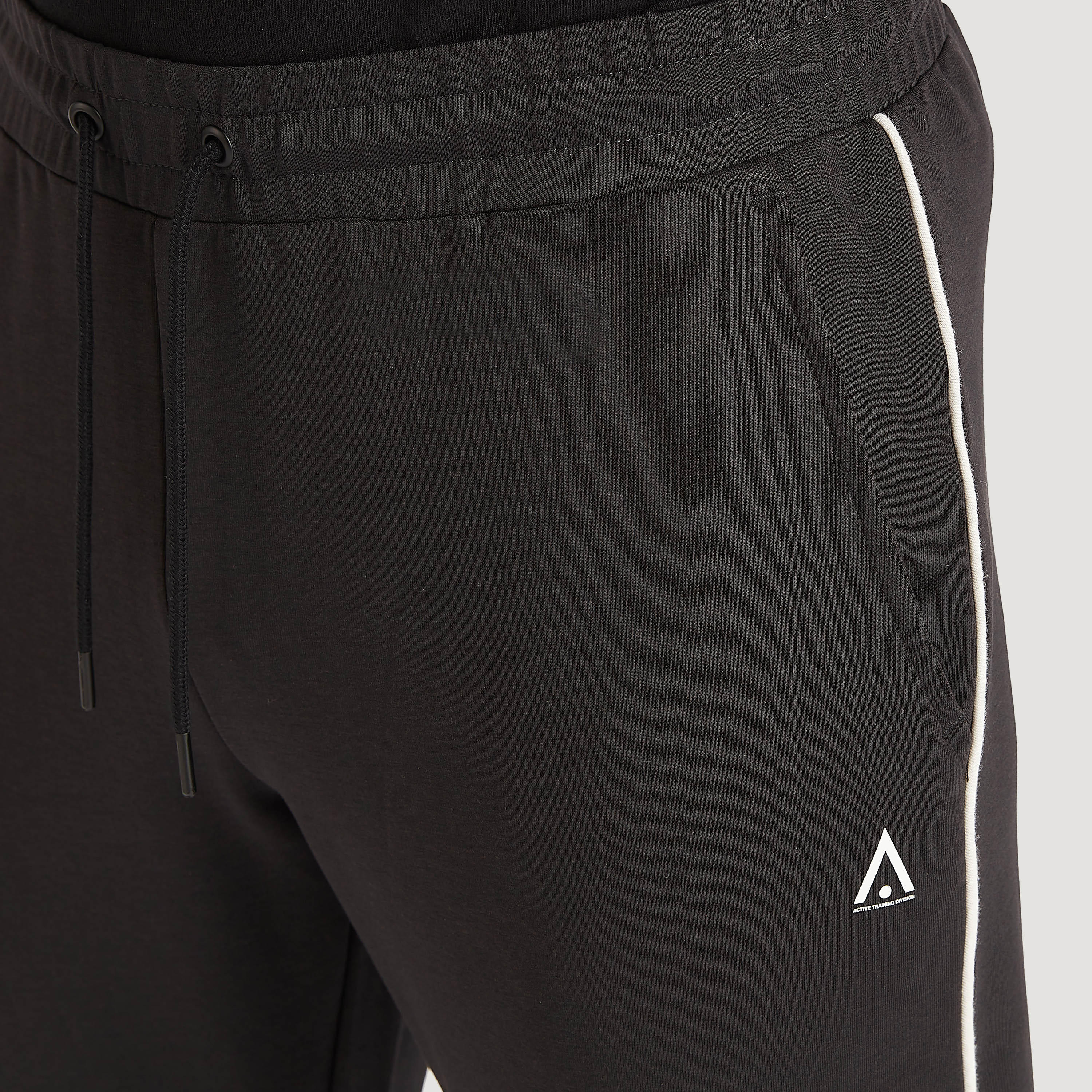 بنطلون رياضي سادة بجيوب ورباط إغلاق-men-clothing-sportswearandactivewear-bottoms-image-2
