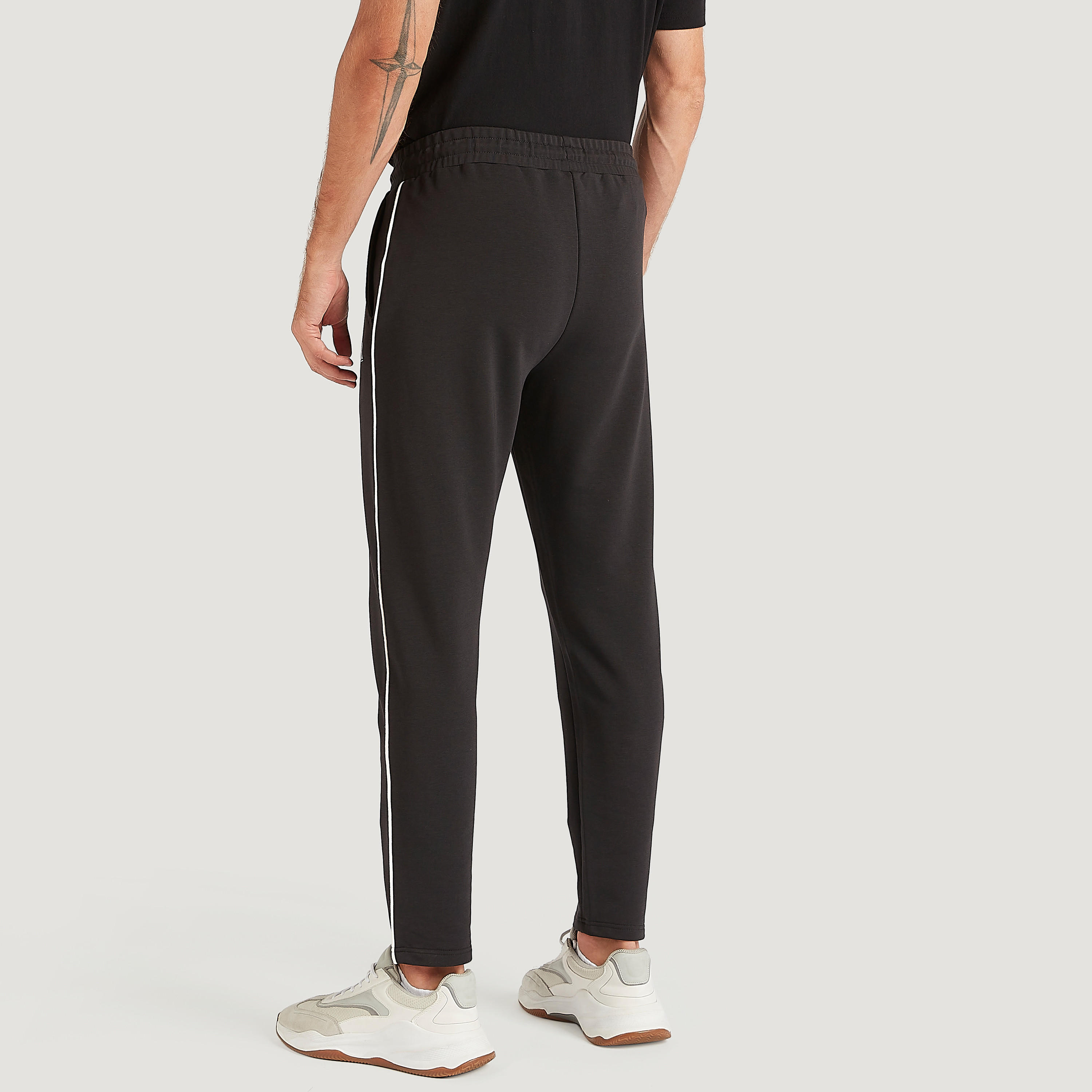 بنطلون رياضي سادة بجيوب ورباط إغلاق-men-clothing-sportswearandactivewear-bottoms-image-1