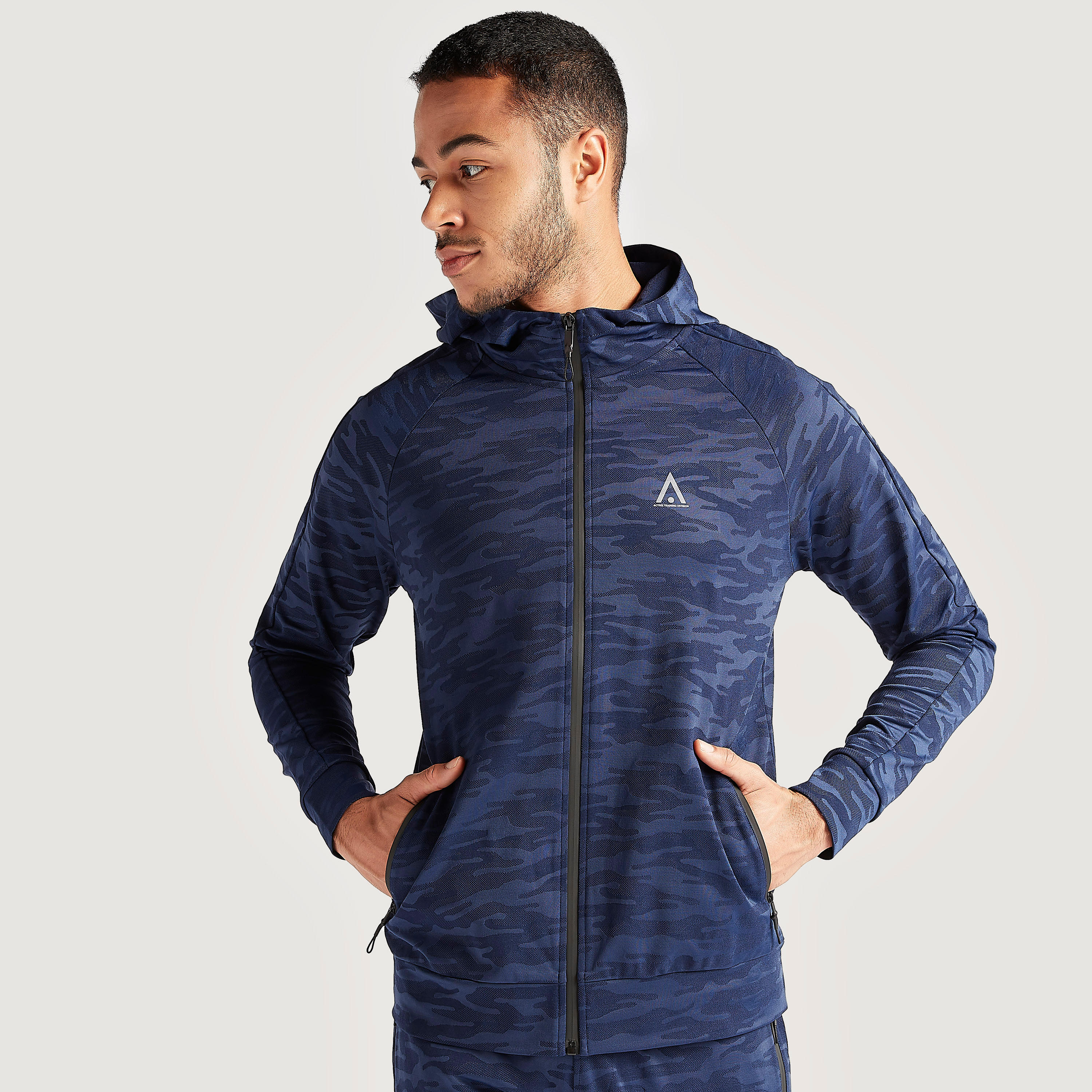 هودي بأكمام طويلة وطبعات مموّهة وسحّاب-men-winterwear-hoodiesandsweatshirts-image-7