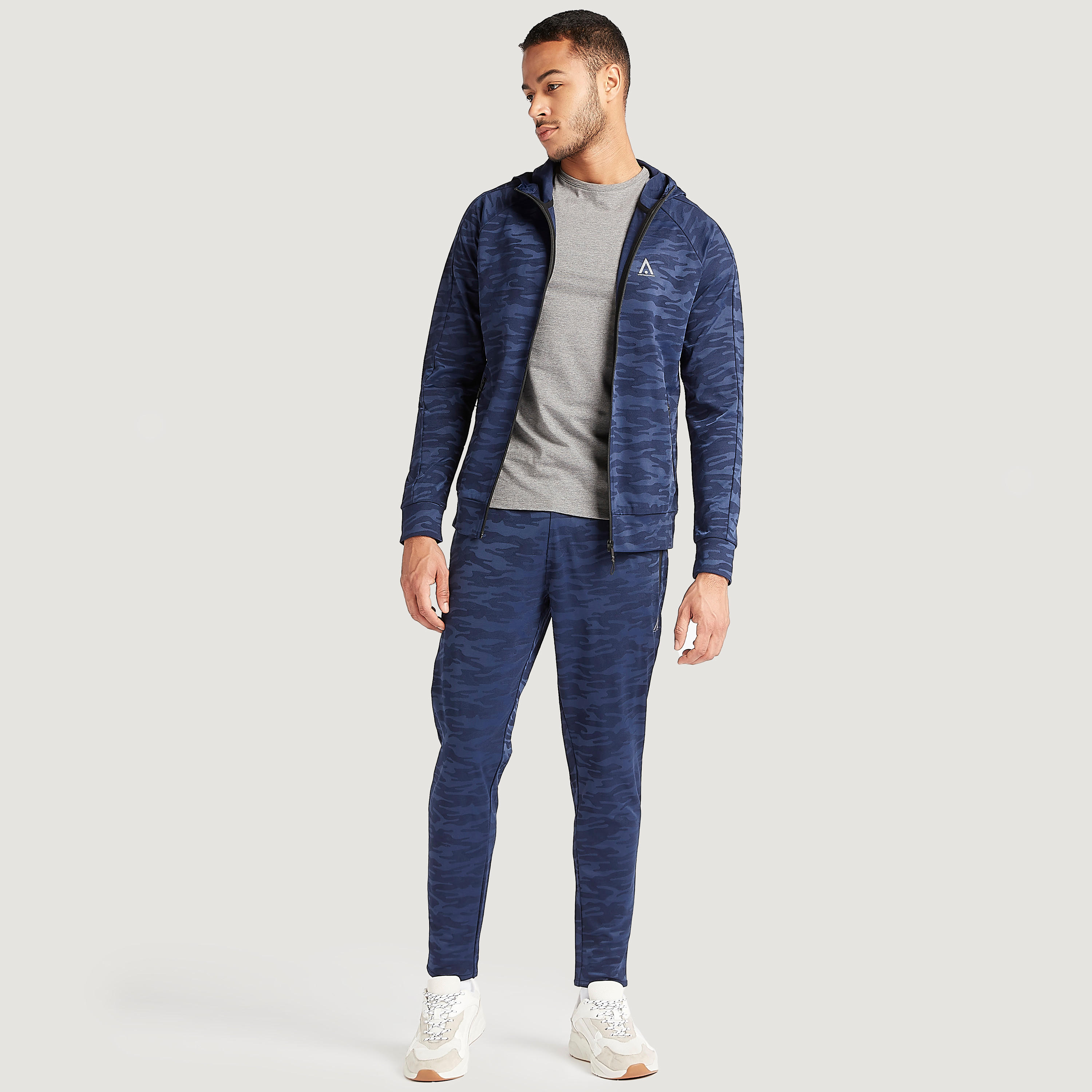 هودي بأكمام طويلة وطبعات مموّهة وسحّاب-men-winterwear-hoodiesandsweatshirts-image-8